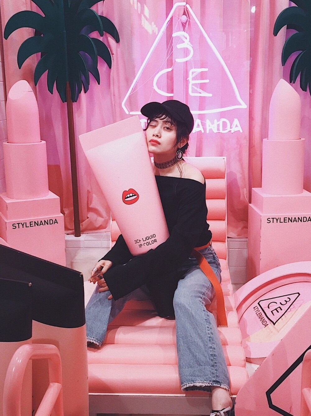 「大人カジュアル、プチプラコーデ、デニムパンツ、converse、GU、STYLENANDA、オフショル、オフショルダー、ガチャベルト、ピンク」｜「KORMARCHのオフショルダーフィットボーダーTシャツ（Tシャツ/カットソー、その他）」を使った、T Λ Eさん（レディース・158cm）の夏コーディネートの1枚目の写真