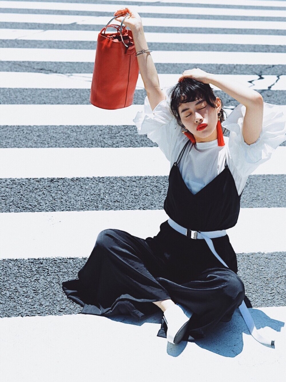 「シンプルコーデ、ワイドパンツ、モノトーン、ボリューム袖、オールインワン、赤、リング、フリンジピアス、スニーカー、スリッポン」｜「UNITED TOKYOのキャミコンビネゾン（つなぎ/オールインワン、ブラック系）」を使った、T Λ Eさん（レディース・158cm）の夏コーディネートの1枚目の写真