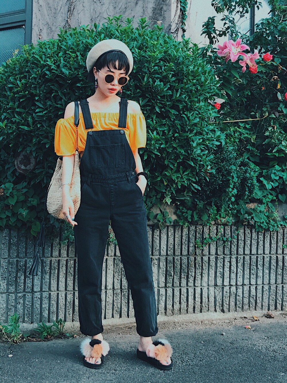 「ベレー帽、サロペット、GU、イエロー、もこもこ、夏、サングラス、オフショル、大人ガーリー、サンダル」｜「KORMARCHの4色ウエストレースアップオフショルダーブラウス（シャツ/ブラウス、その他）」を使った、T Λ Eさん（レディース・158cm）の夏コーディネートの1枚目の写真