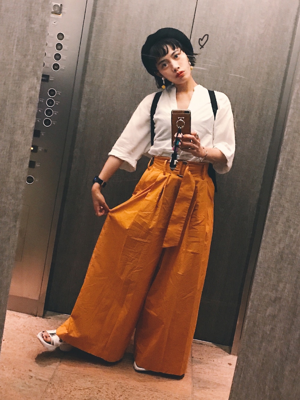 「夏コーデ、ラクチンコーデ、reebok、リラックススタイル、ワイドパンツ、ハイウエスト、ベレー帽、イエロー、サンダル、スニーカー」｜「JEANASISのコクーンスキッパーSS/715161（シャツ/ブラウス、ホワイト系）」を使った、T Λ Eさん（レディース・158cm）の夏コーディネートの1枚目の写真