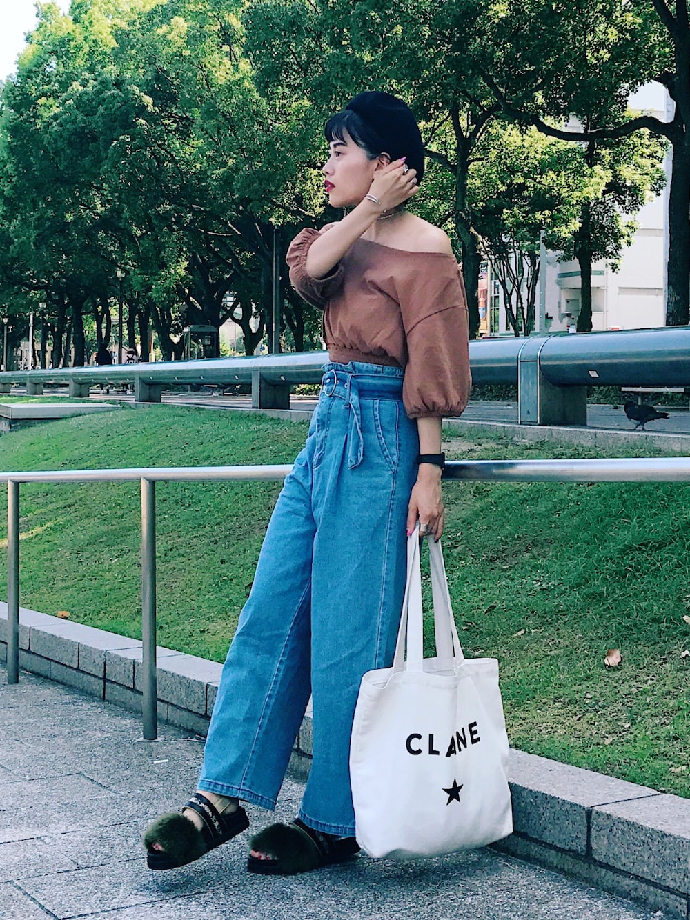 「ベレー帽、ブラウン、デニムパンツ、ハイウエスト、ファーサンダル、ファー、トートバッグ、オフショルダー、オフショル、デニム」｜「KORMARCHのウエストシャーリングオフショルダーTシャツ（Tシャツ/カットソー、その他）」を使った、T Λ Eさん（レディース・158cm）の夏コーディネートの1枚目の写真