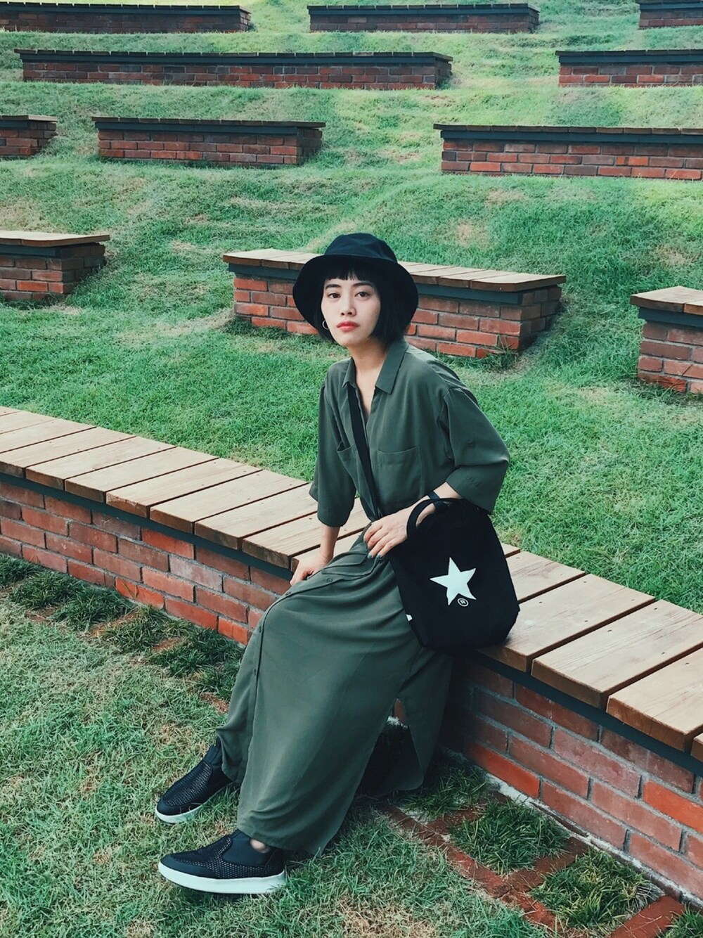 「秋のコーデ、スニーカー、秋色、GU、コンバース、CONVERSE TOKYO、トートバッグ、カーキ、ワンピース、オトナカジュアル」｜「CONVERSE TOKYOのCONVERSE TOKYO/コンバーストウキョウ トートバッグ小【ZOZO限定】（トートバッグ、ブラック系）」を使った、T Λ Eさん（レディース・158cm）の秋コーディネートの1枚目の写真
