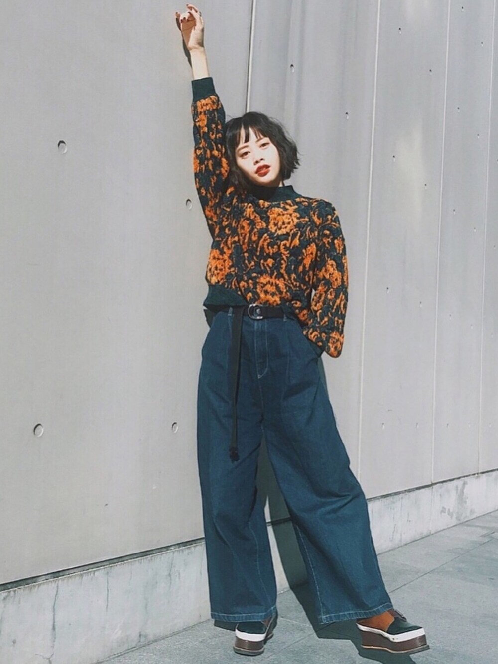 「ワイドパンツ、ワイドデニム、ヴィンテージ風、コク色シャドウ、秋コーデ、ニット、ガチャベルト、厚底シューズ、花柄、インディゴデニム」｜「MURUAのRug flowerニット（ニット/セーター、グリーン系）」を使った、T Λ Eさん（レディース・158cm）の秋コーディネートの1枚目の写真