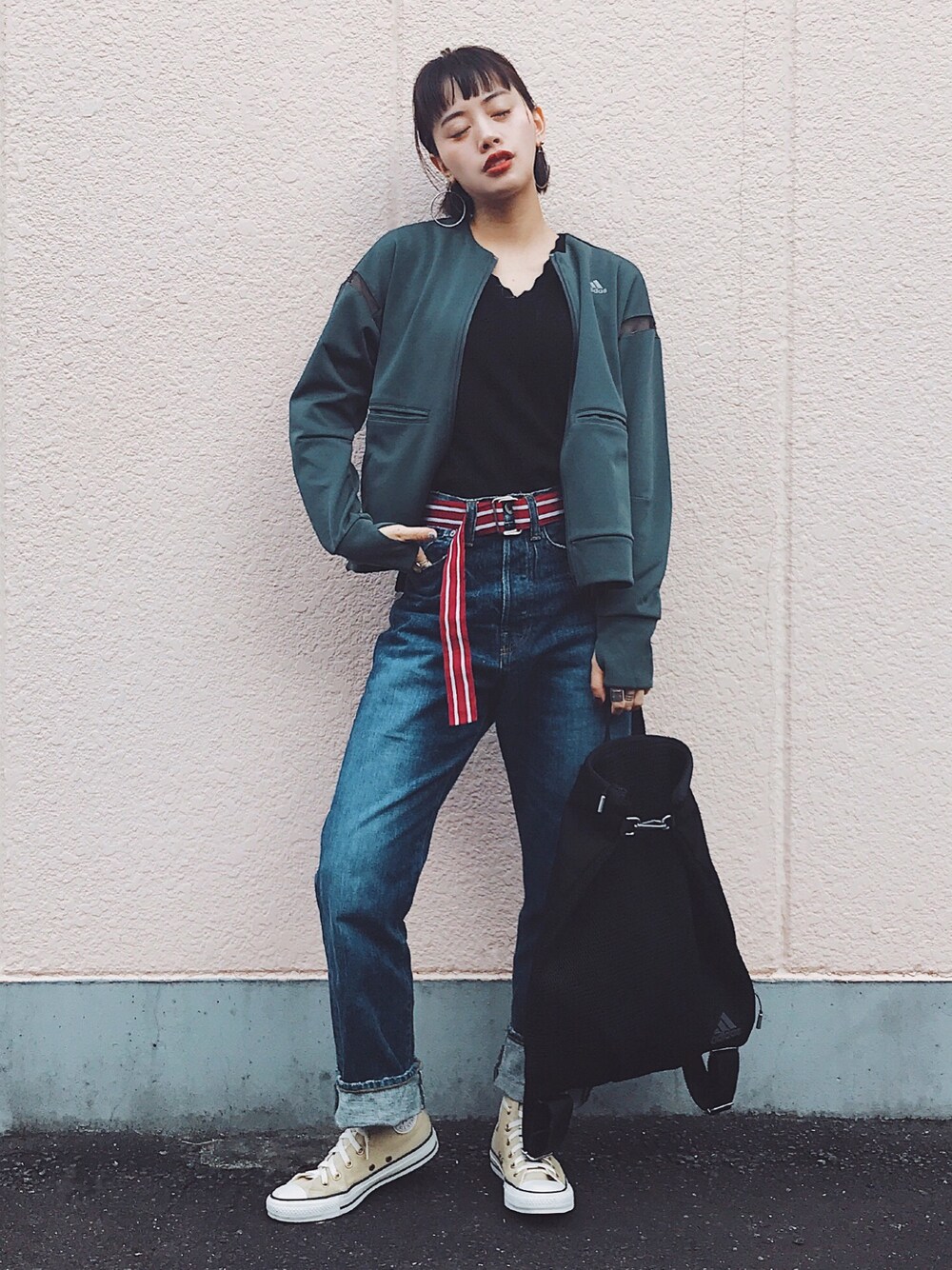 「スニーカーコーデ、デニムパンツ、adidas、converse、カーキ、リュック、ジャージ、moussy、BEAUTY&YOUTH UNITED ARROWS」｜「adidasのW ID ノーカラー ジャージジャケット MSY（その他アウター、グリーン系）」を使った、T Λ Eさん（レディース・158cm）の秋コーディネートの1枚目の写真