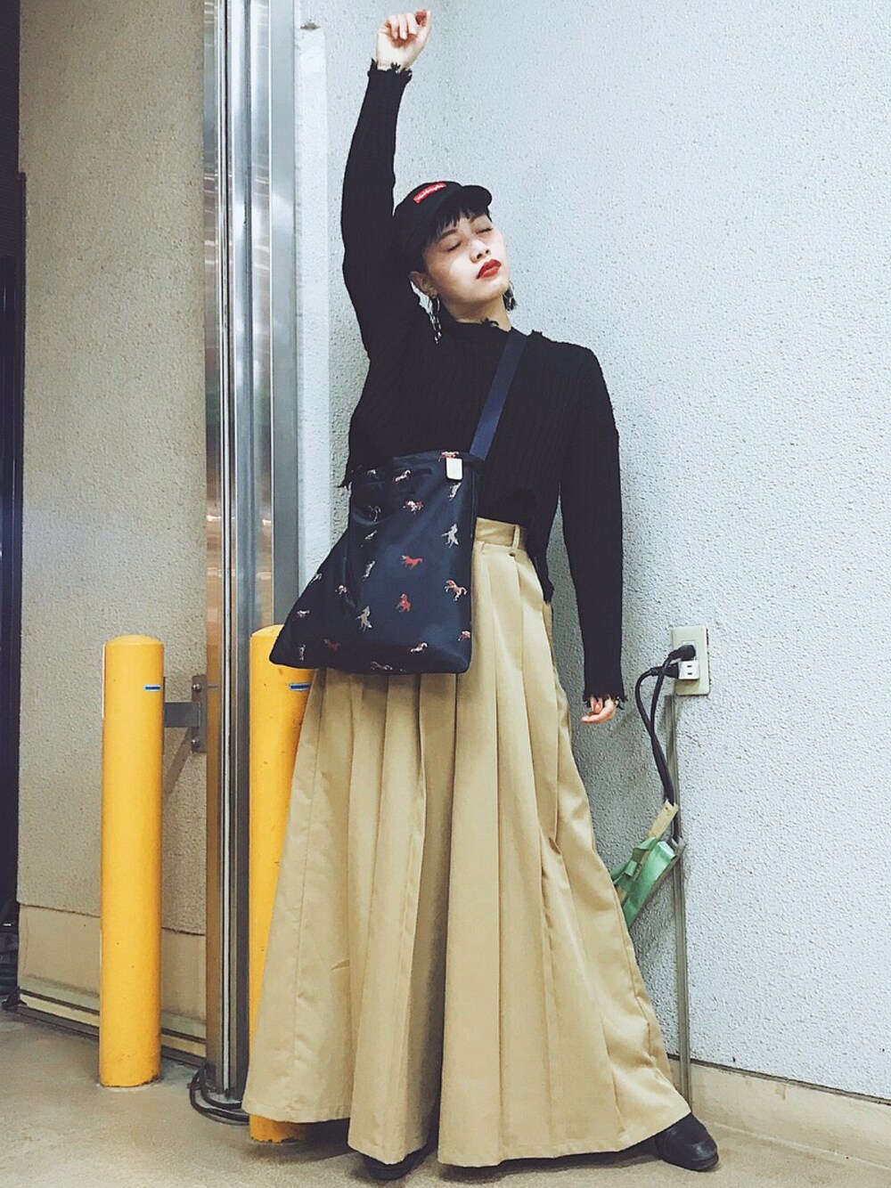 「秋コーデ、パンツスタイル、キャップ、スカンツ、ショート丈トップス、シルバーアクセサリー、ショルダーバッグ、低身長、ニット、ハイウエスト」｜「russetのJoint Bag (WOODLANDER)（ショルダーバッグ、ブルー系）」を使った、T Λ Eさん（レディース・158cm）の秋コーディネートの1枚目の写真