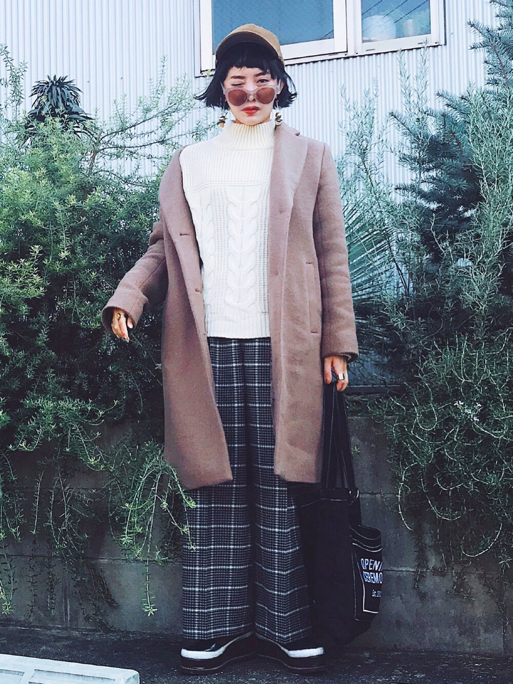 「冬コーデ、大人コーデ、チェスターコート、コーデュロイ、チェックパンツ、ワイドパンツ、ニット、低身長、ケーブルニット、オトナカジュアル」｜「LIPSTARのフリンジケーブルハイネックニット（ニット/セーター、ホワイト系）」を使った、T Λ Eさん（レディース・158cm）の秋コーディネートの1枚目の写真