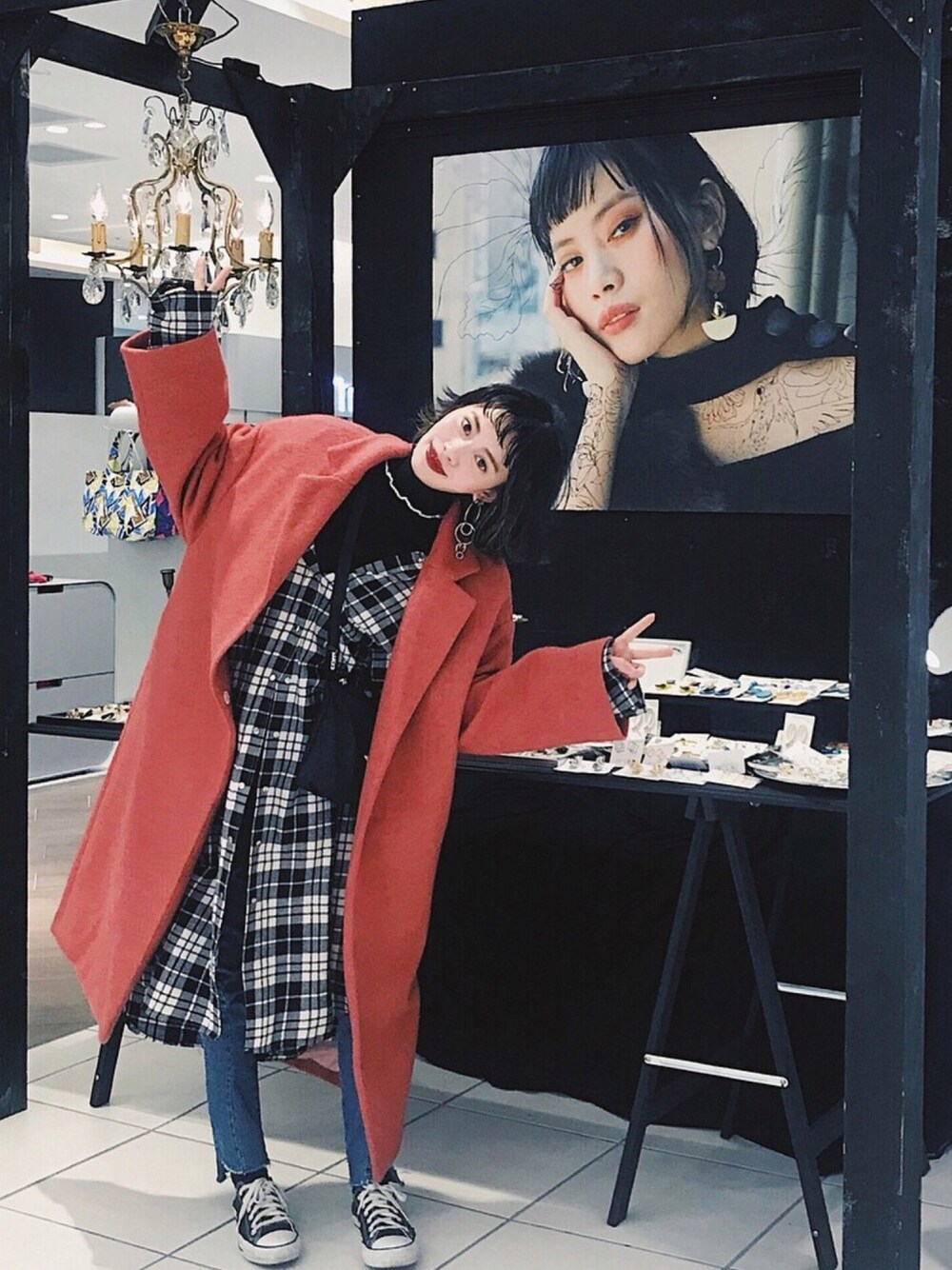 「パンツスタイル、ピンク、サコッシュ、春コーデ、デニムパンツ、タートルネック、amplis、チェック、ワンピース×スニーカー、popupshop」｜「AmeriのCOLOR OVER COAT（チェスターコート、ピンク系）」を使った、T Λ Eさん（レディース・158cm）の冬コーディネートの1枚目の写真