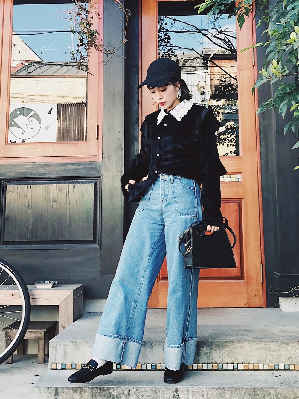 「レトロ、パンツスタイル、ワイドデニム、デニム、キャップ、ローファー、春コーデ、レース、黒、ショルダーバッグ」｜「17kgのアイテム（トップス、ブラック系）」を使った、T Λ Eさん（レディース・158cm）の冬コーディネートの1枚目の写真