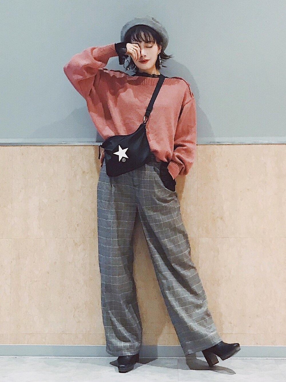 「ピンク、ベレー帽、チェックパンツ、グレンチェック、ニット、低身長、春、プチプラ、サコッシュ、星柄」｜「KORMARCHのアイテム（トップス、ピンク系）」を使った、T Λ Eさん（レディース・158cm）の冬コーディネートの1枚目の写真