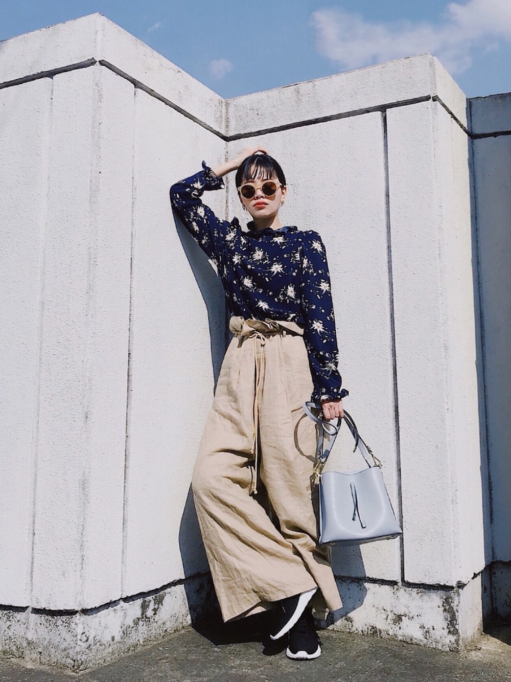 「ワイドパンツ、春コーデ、花柄、リネン、リネンパンツ、ショルダーバッグ、スニーカー、nano、KBF、kormarch」｜「KORMARCHのフリルネック花柄ブラウス（トップス、ブルー系）」を使った、T Λ Eさん（レディース・158cm）の春コーディネートの1枚目の写真