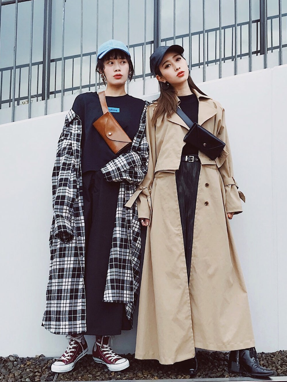 「姉妹コーデ、トレンチコート、キャップ、チェックシャツ、チェック、スニーカー、コンバース、姉妹、ロゴT、ロングスカート」｜「JEANASISのBOXロゴTEE/785546（Tシャツ/カットソー、ブラック系）」を使った、T Λ Eさん（レディース・158cm）の春コーディネートの1枚目の写真