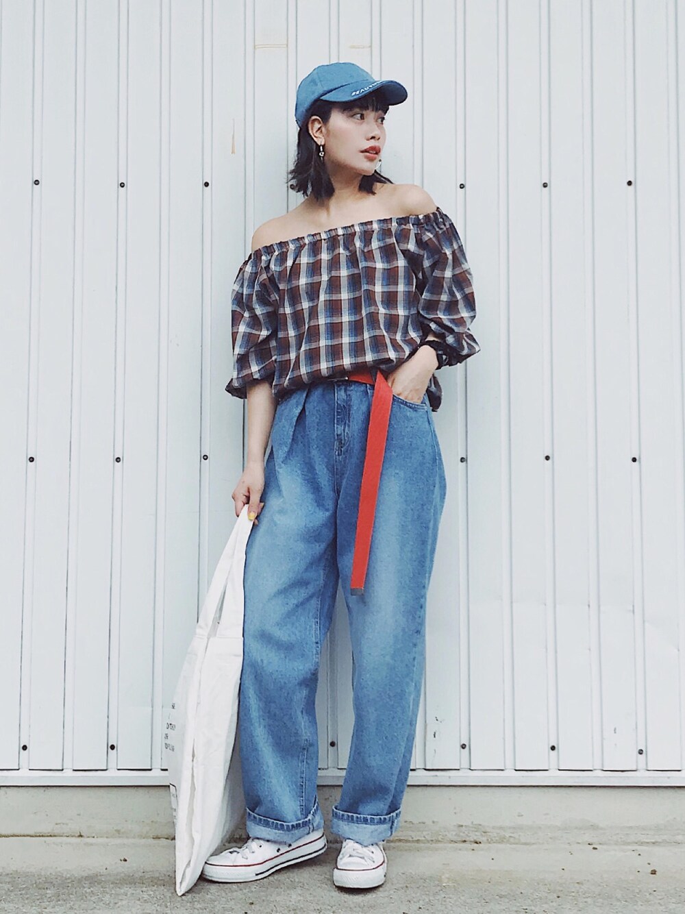 その他のトップス、ブルー系のデニムパンツ、ホワイト系のトートバッグを着用したレディースの春コーディネートの1枚目の写真