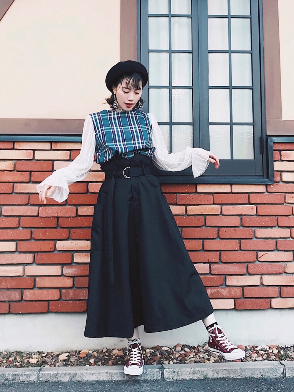 「チェック、レトロ、ハイウエスト、スカートスタイル、ロングスカート、スニーカー、ベレー帽、チェック柄、大人ガーリー、GU」｜「GUのチェックバックボタンブラウス(ノースリーブ)GN（トップス、グリーン系）」を使った、T Λ Eさん（レディース・158cm）の春コーディネートの1枚目の写真