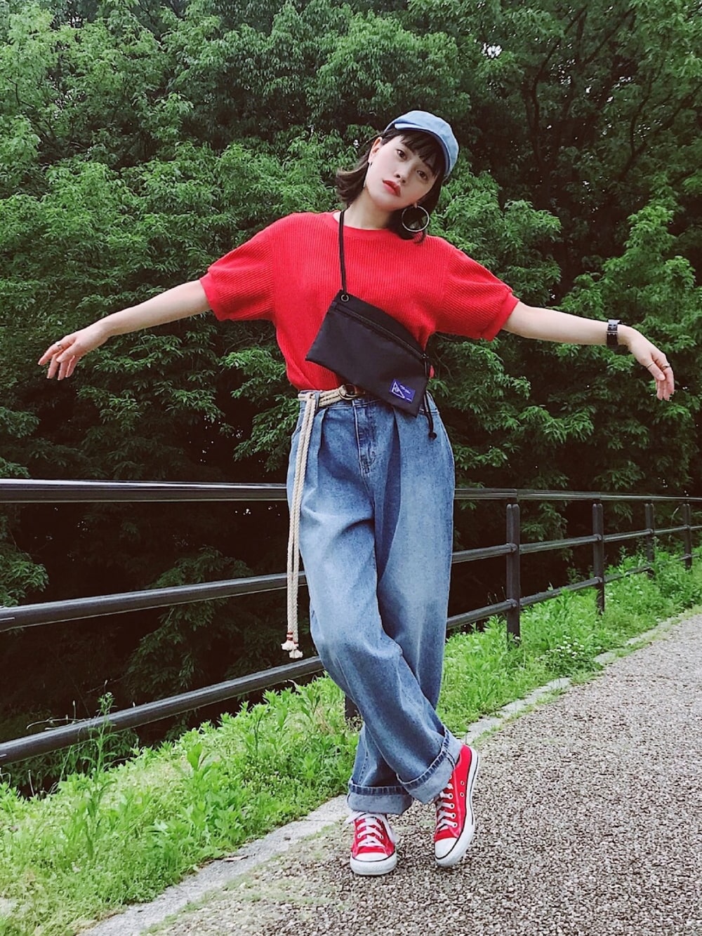 「UNIQLO、ユニクロ、赤、デニムパンツ、パンツスタイル、キャップ、サコッシュ、メンズライク、ワイドデニム、赤コンバース」｜「UNIQLOのワッフルクルーネックT（5分袖）（Tシャツ/カットソー、レッド系）」を使った、T Λ Eさん（レディース・158cm）の夏コーディネートの1枚目の写真