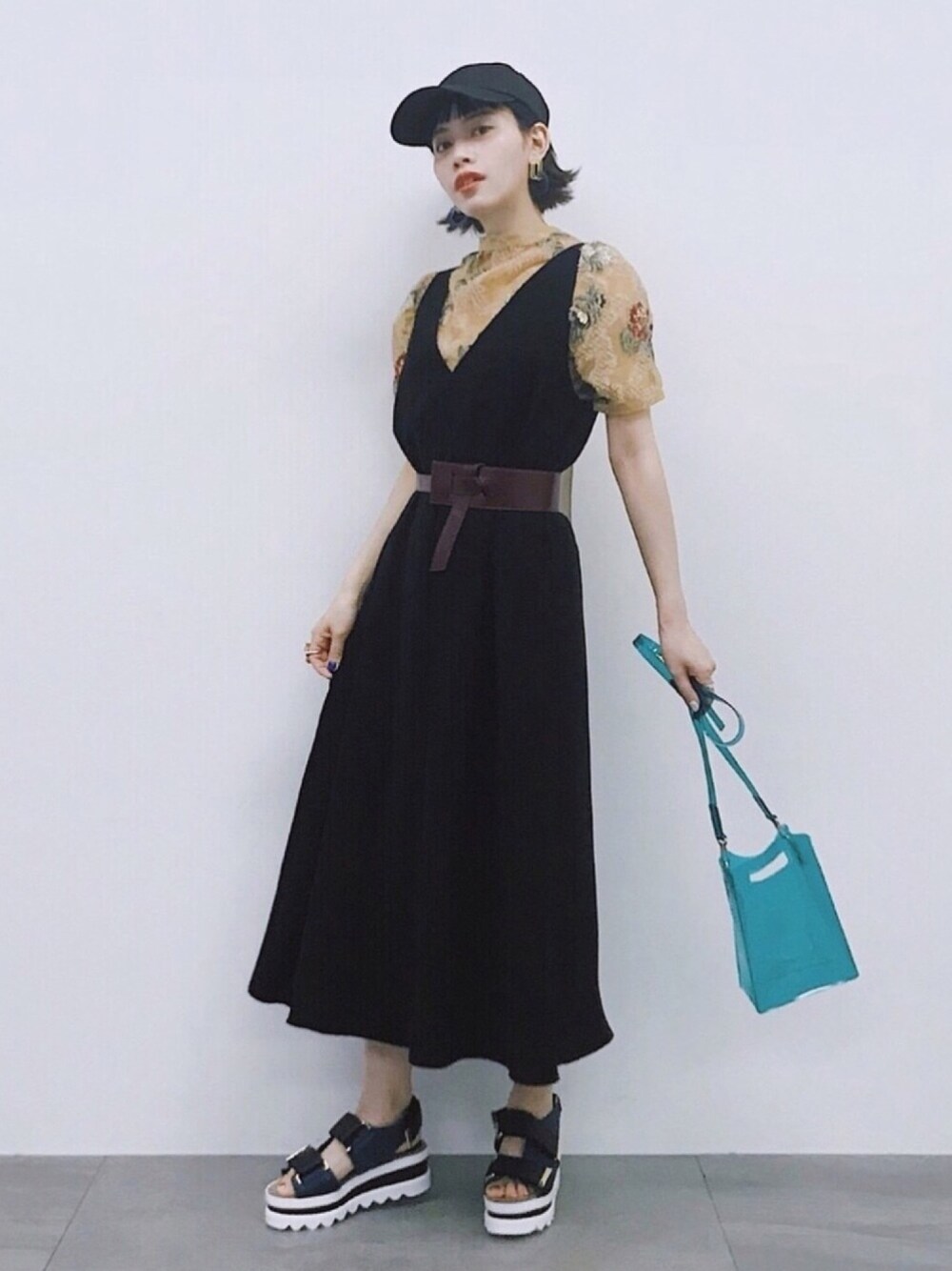 「大人カジュアル、ワンピース、ジャンパースカート、クリアバッグ、厚底サンダル、スポーツサンダル、キャップ、ベルト、ウエストマーク、STUDIOUS」｜「STUDIOUSの【WEARISTA・TAE×STUDIOUS】バックベルト ジャンパースカート（ワンピース、ブラック系）」を使った、T Λ Eさん（レディース・158cm）の春コーディネートの1枚目の写真