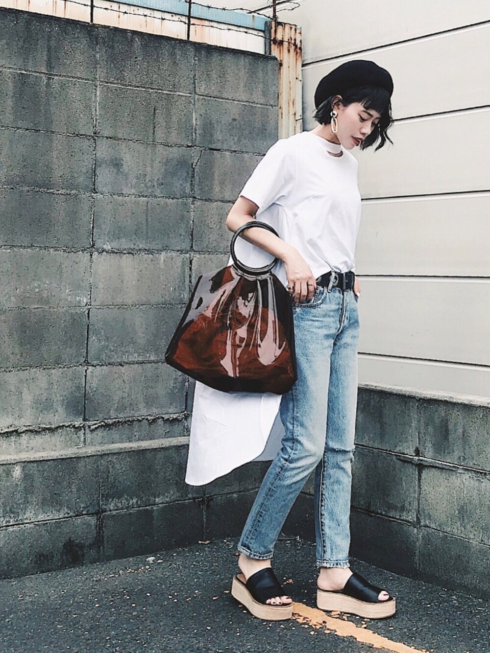 「シンプル、デニムパンツ、ワンピース、デザイントップス、ベレー帽、厚底サンダル、クリアバッグ、パンツスタイル、クリア、ブラウン」｜「AMAILのCUT OFF CLOTH（Tシャツ/カットソー、ホワイト系）」を使った、T Λ Eさん（レディース・158cm）の夏コーディネートの1枚目の写真