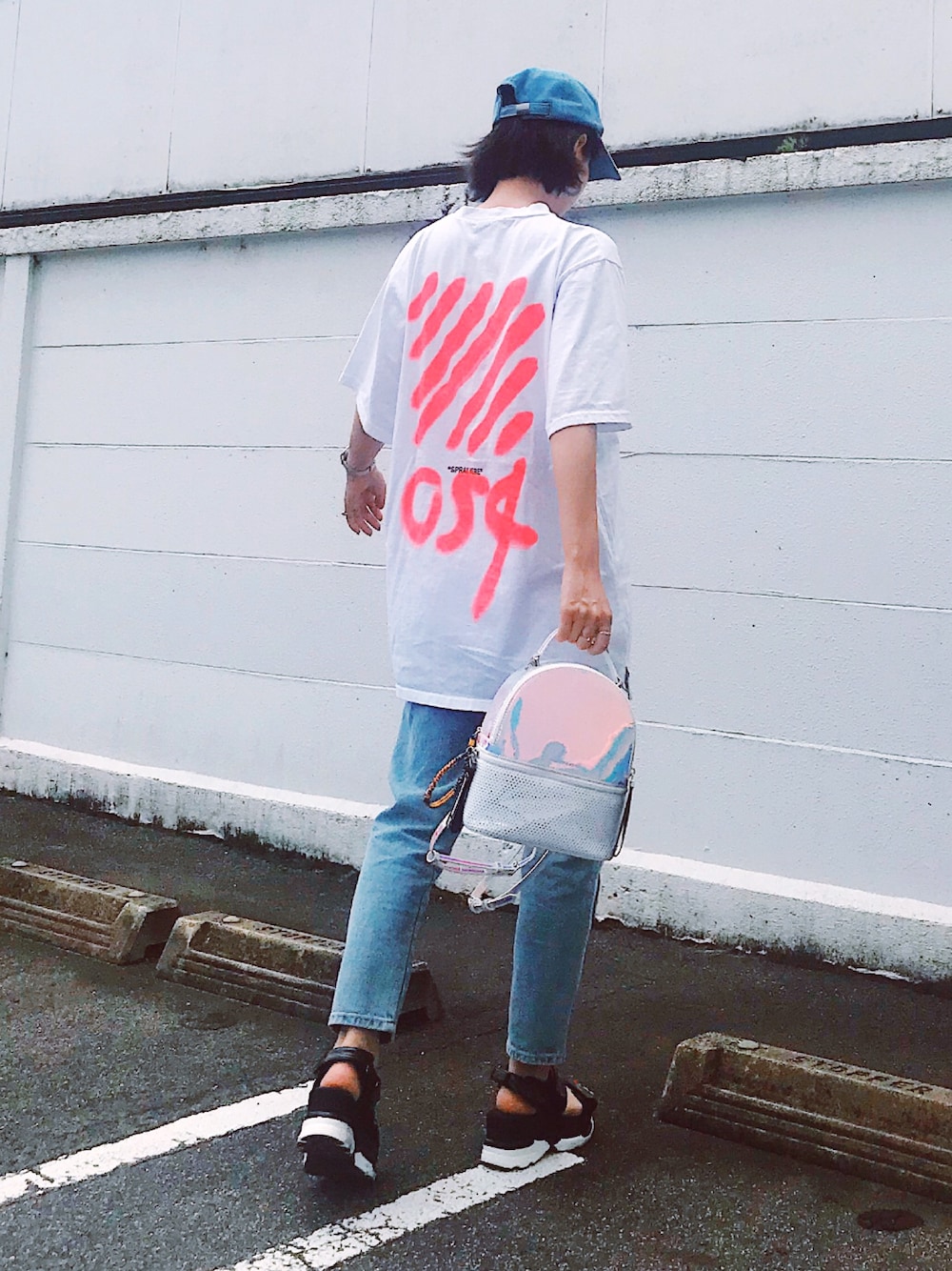 ホワイト系のTシャツ/カットソー、ブルー系のデニムパンツ、その他のショルダーバッグを着用したレディースの夏コーディネートの1枚目の写真