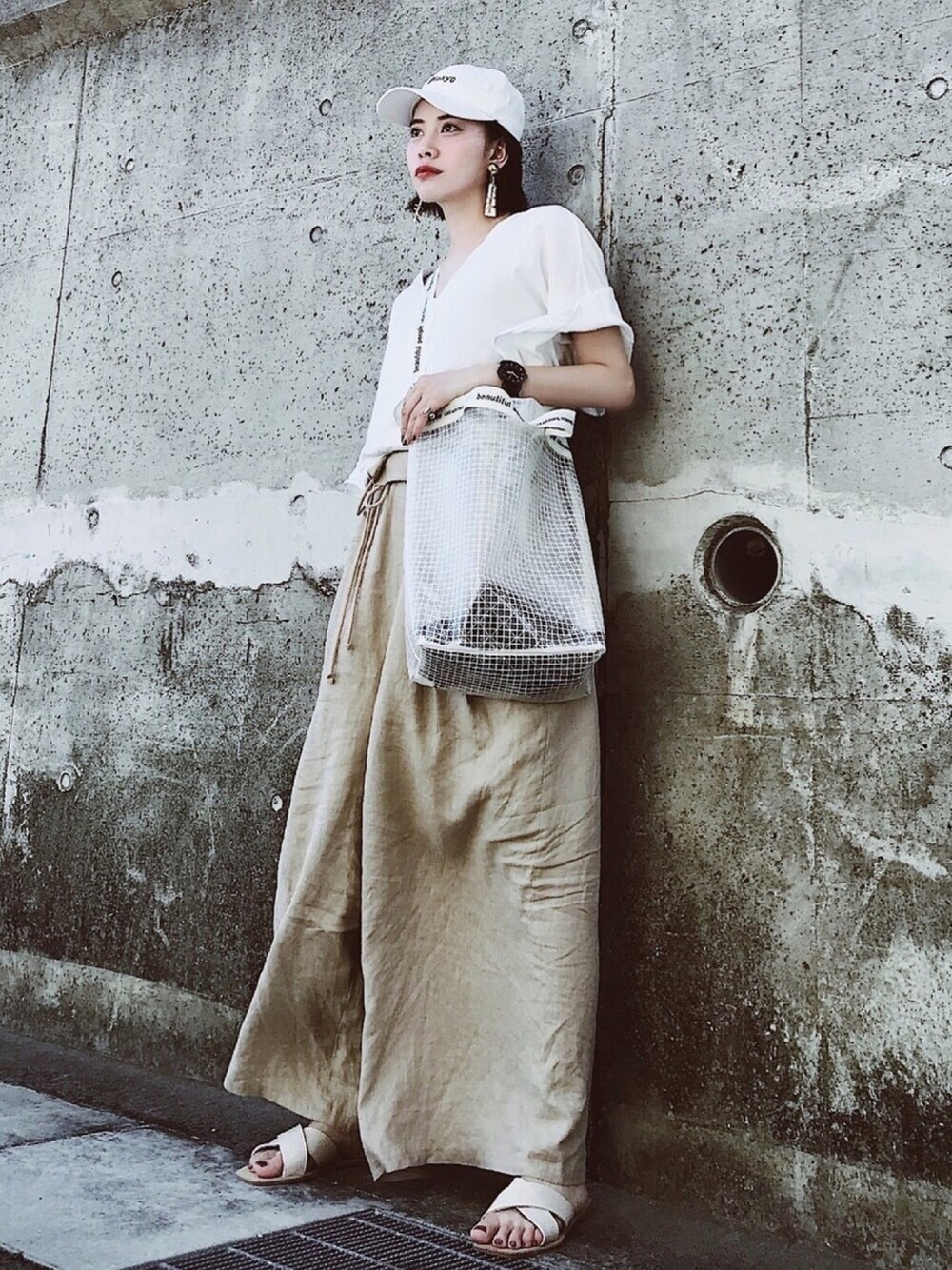 「楽チンコーデ、夏、キャップ、beautiful people、GU、KBF、ビニールバック、シンプルコーデ、ベージュ、ペタンコサンダル」｜「beautiful peopleのbeautiful people ビニールショルダーバッグ（ショルダーバッグ、その他）」を使った、T Λ Eさん（レディース・158cm）の夏コーディネートの1枚目の写真