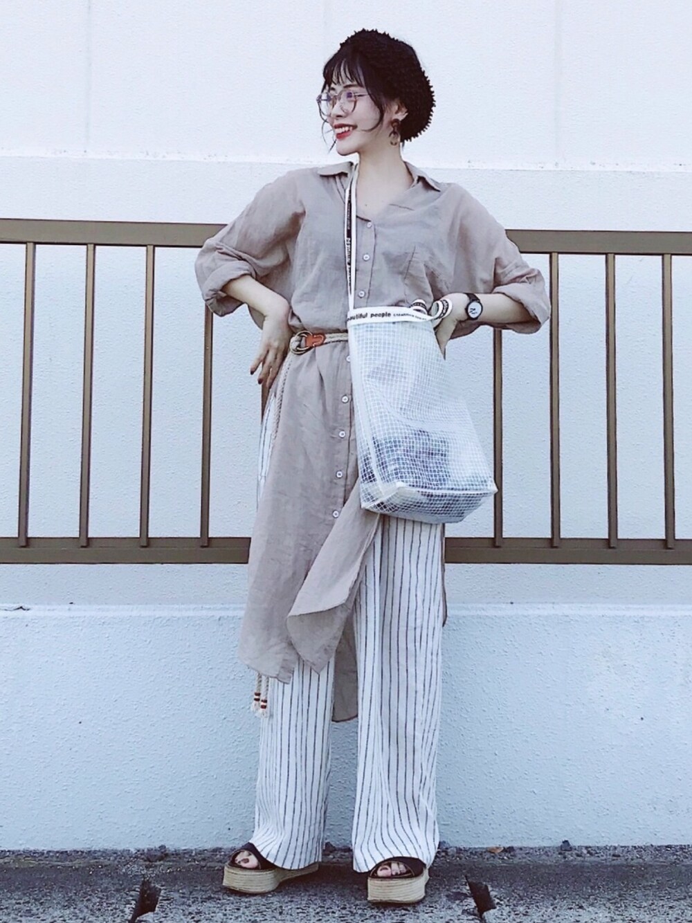 「パンツスタイル、シャツスタイル、めがね、オトナカジュアル、秋のコーデ、ヘアバンド、ターバン、ベージュ、ワントーンコーデ、ワントーン」｜「via jのvia j(ヴィアジェイ) コットンロングシャツ（シャツ/ブラウス、ベージュ系）」を使った、T Λ Eさん（レディース・158cm）の夏コーディネートの1枚目の写真