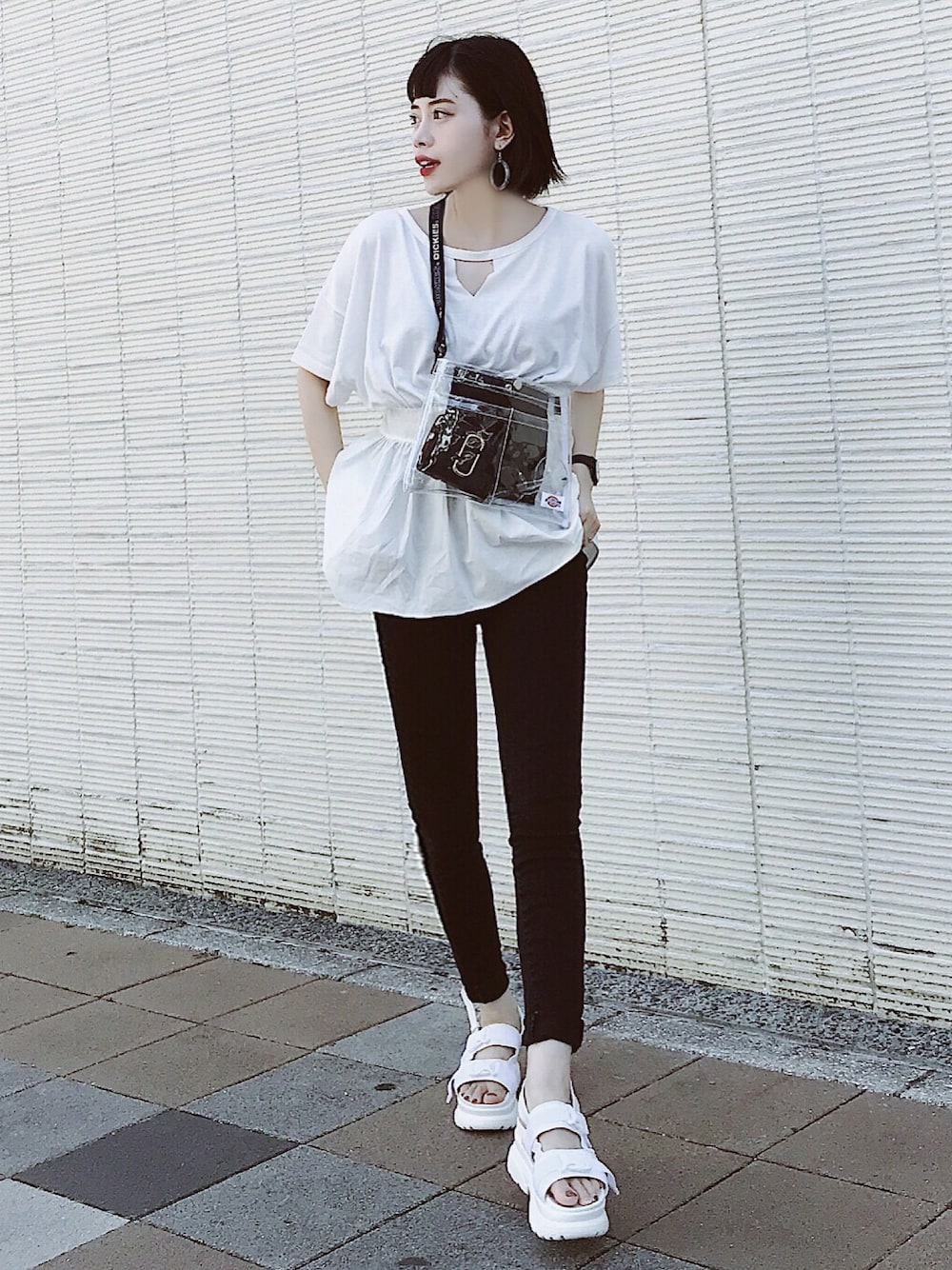 「モノトーン、モノトーンコーデ、スキニー、スキニーデニム、moussy、きれいめカジュアル、厚底サンダル、サコッシュ、クリアバッグ、クリア」｜「AMAILのARISTOCRATIC TRIANGLE TOPS（Tシャツ/カットソー、ホワイト系）」を使った、T Λ Eさん（レディース・158cm）の夏コーディネートの1枚目の写真