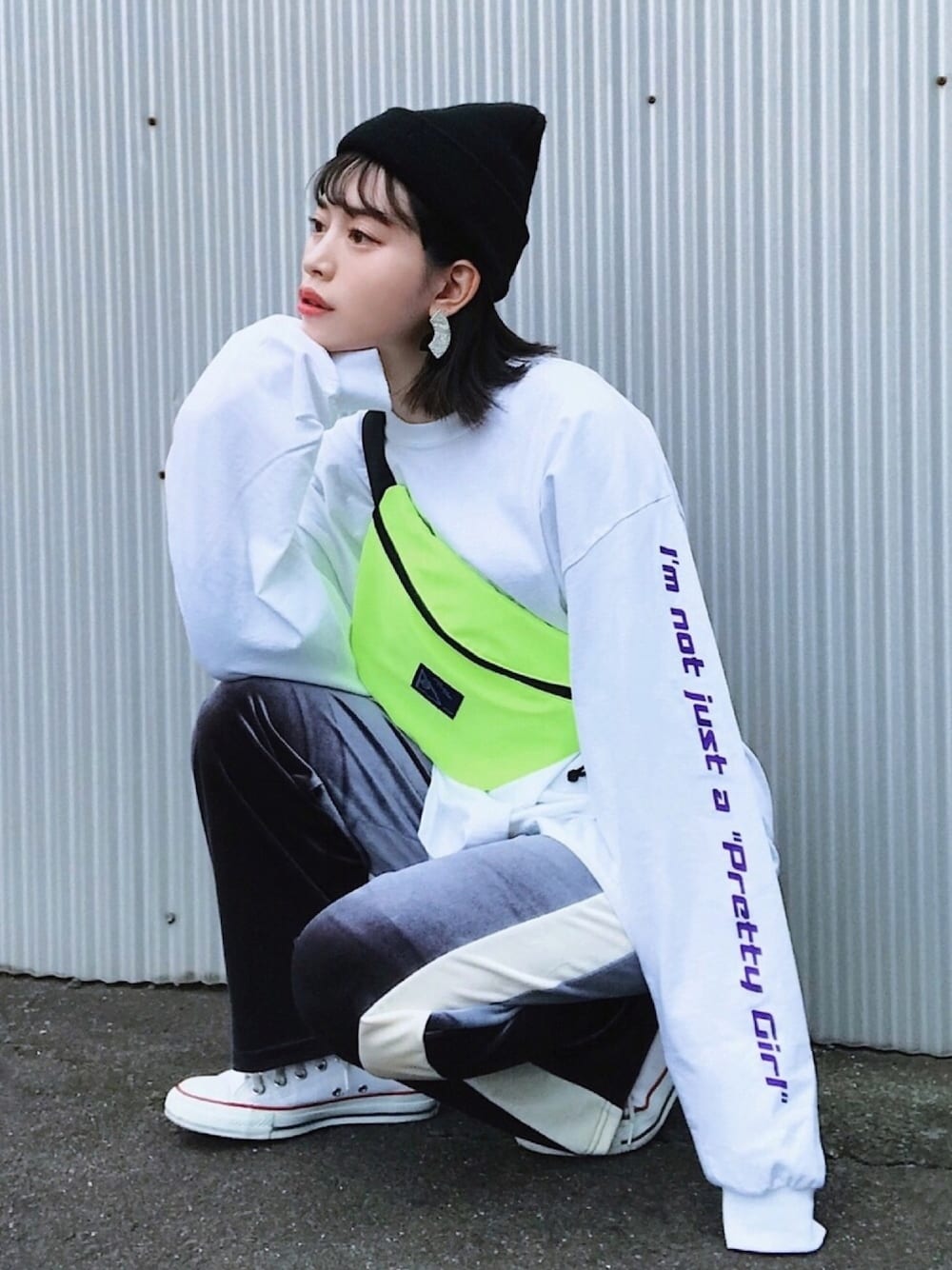「KOALAKICKS、APOTHIA、ニット帽、ロンT、ベロアパンツ、ラインパンツ、コンバース、白スニーカー、スポーツMIX'18秋、ラフ」｜「dabbotのprint big long sleeve（トップス、ホワイト系）」を使った、T Λ Eさん（レディース・158cm）の秋コーディネートの1枚目の写真