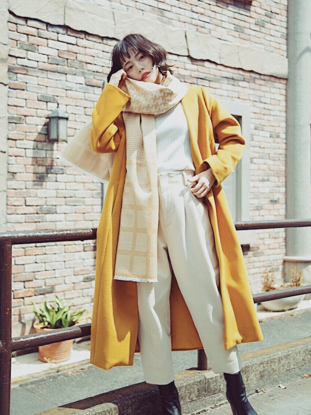 ベージュ系のその他パンツ、イエロー系のジャケット/アウター、ベージュ系のマフラーを着用したレディースの秋コーディネートの1枚目の写真