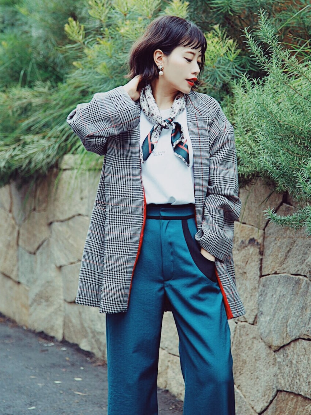 グリーン系のパンツ、ホワイト系のTシャツ/カットソー、グレー系のジャケット/アウターを着用したレディースの秋コーディネートの1枚目の写真