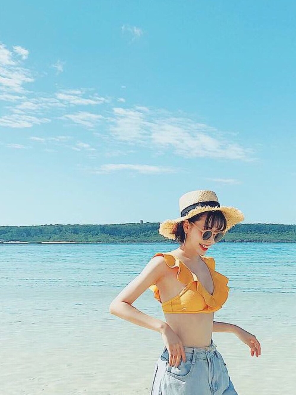 「宮古島、海、麦わら帽子、サングラス、水着、イエロー、デニムパンツ、デニム、ハイウエスト、旅行」｜「Belle by 17kgのFrill cute swimwear（水着、イエロー系）」を使った、T Λ Eさん（レディース・158cm）の秋コーディネートの1枚目の写真