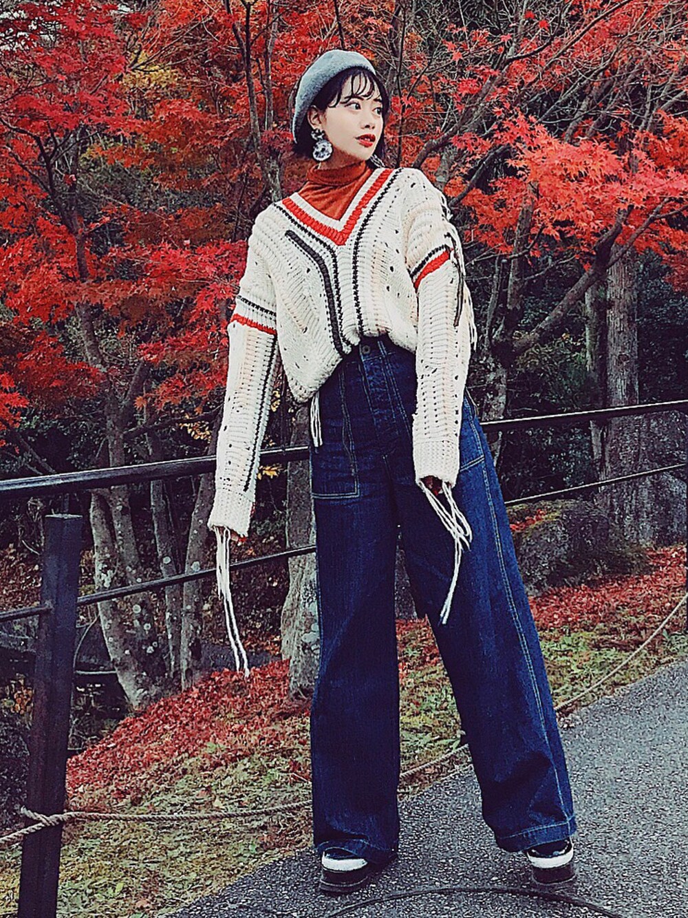 「タートルネック、ベレー帽、ハイウエスト、ハイウエストパンツ、パンツスタイル、ワイドパンツ、ゆるニット、ニット、紅葉、ブラウン」｜「AMAILのNational pattern knit（ニット/セーター、ホワイト系）」を使った、T Λ Eさん（レディース・158cm）の秋コーディネートの1枚目の写真