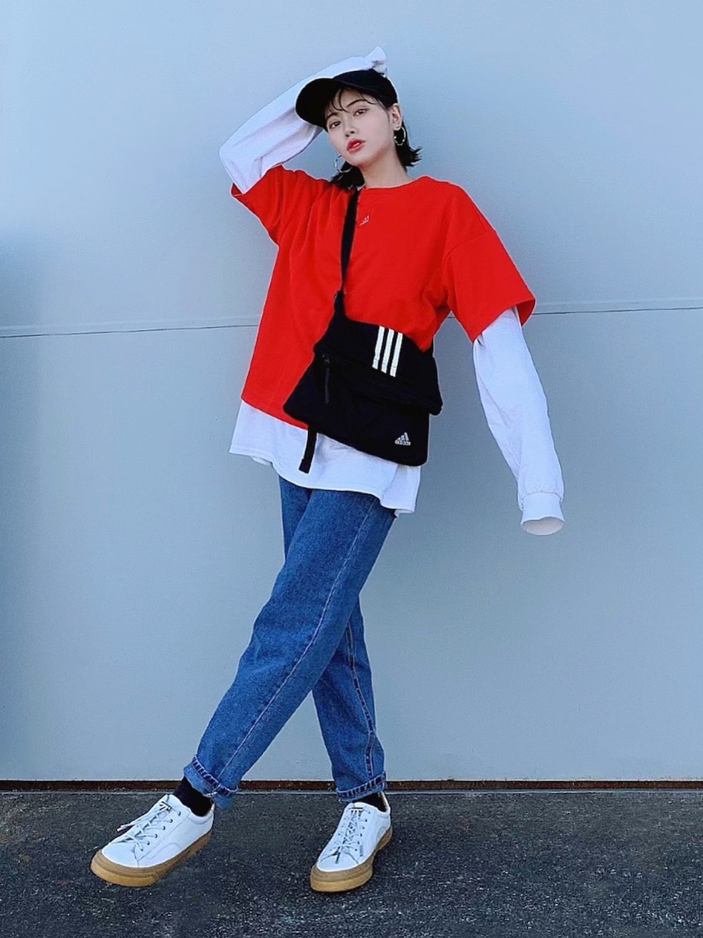 「パステル映える春、デニムパンツ、adidas、moussy、赤、レッドコーデ、スニーカー、ショルダーバッグ、ライン、スポーツミックス」｜「MOUSSYのW CLS SS T MSY（Tシャツ/カットソー、レッド系）」を使った、T Λ Eさん（レディース・158cm）の春コーディネートの1枚目の写真