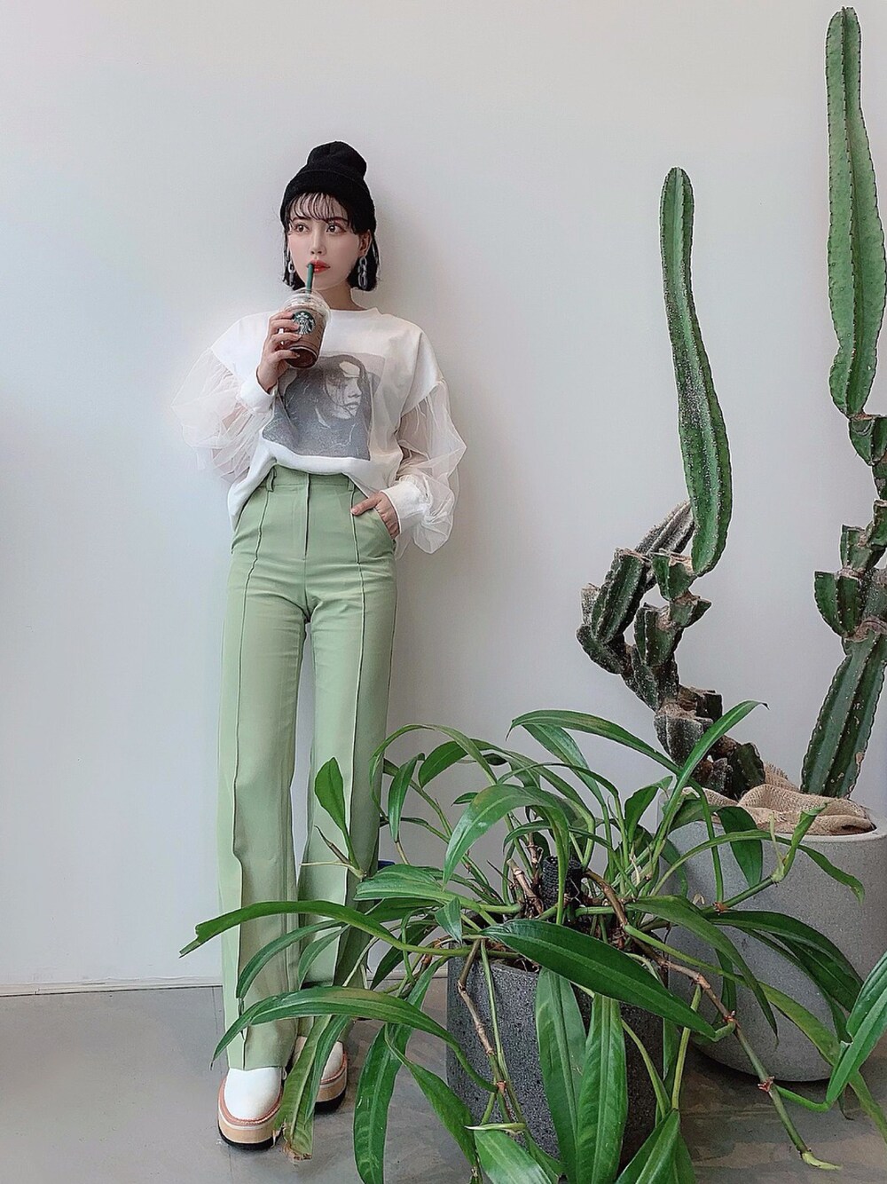 「春、ハイウエストパンツ、ハイウエスト、メッシュ、グリーン、ニット帽、パンツスタイル、韓国ファッション、春コーデ、プリントT」｜「DHOLICのメッシュレイヤードプリントスウェット（スウェット、ホワイト系）」を使った、T Λ Eさん（レディース・158cm）の春コーディネートの1枚目の写真
