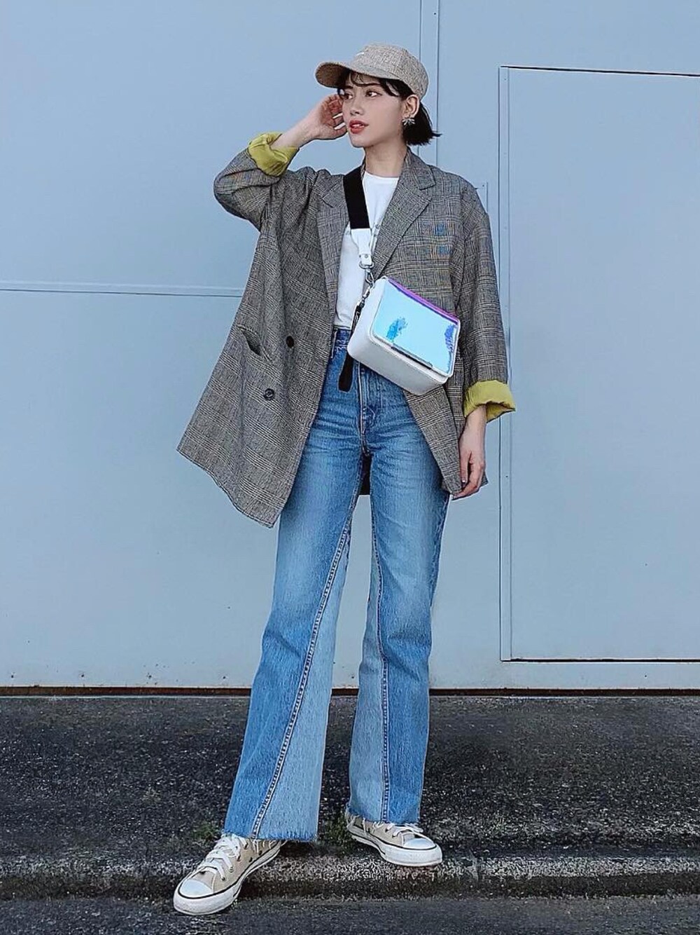 「チェック、チェックジャケット、春コーデ、低身長コーデ、デニムパンツ、コンバース、スニーカー、キャップ、converse、Tシャツ」｜「STELLA VIANAのアイテム（Tシャツ/カットソー、ホワイト系）」を使った、T Λ Eさん（レディース・158cm）の春コーディネートの1枚目の写真