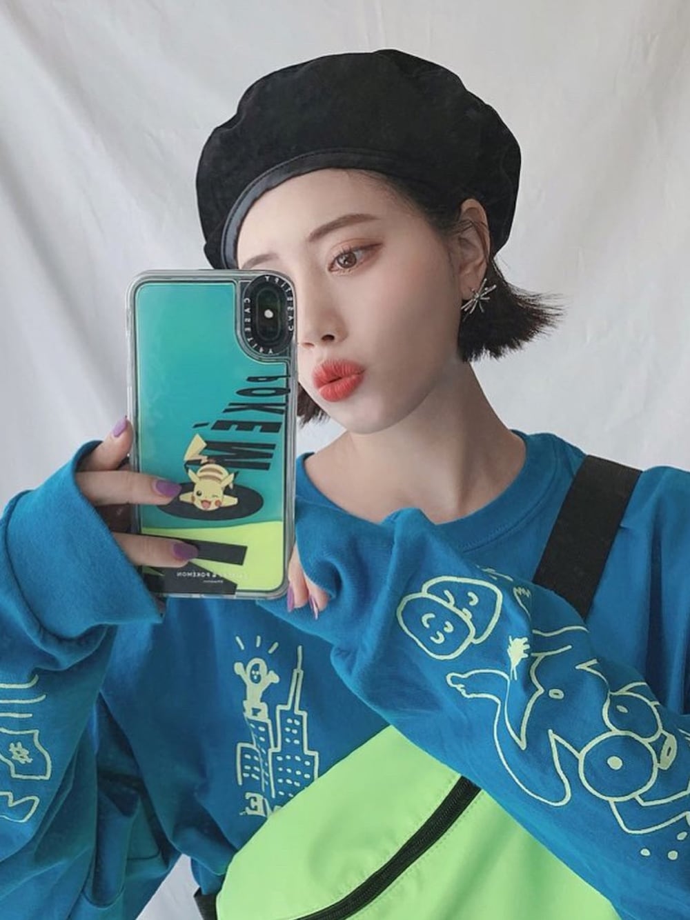 「スマホケース、iPhoneケース、casetify 、ネオンイエロー、ネオンカラー、ピカチュウ、ポケモン、ベレー帽、サコッシュ、ロンT」｜「CASETiFYのアイテム（スマホケース/カバー、ブルー系）」を使った、T Λ Eさん（レディース・158cm）の春コーディネートの1枚目の写真