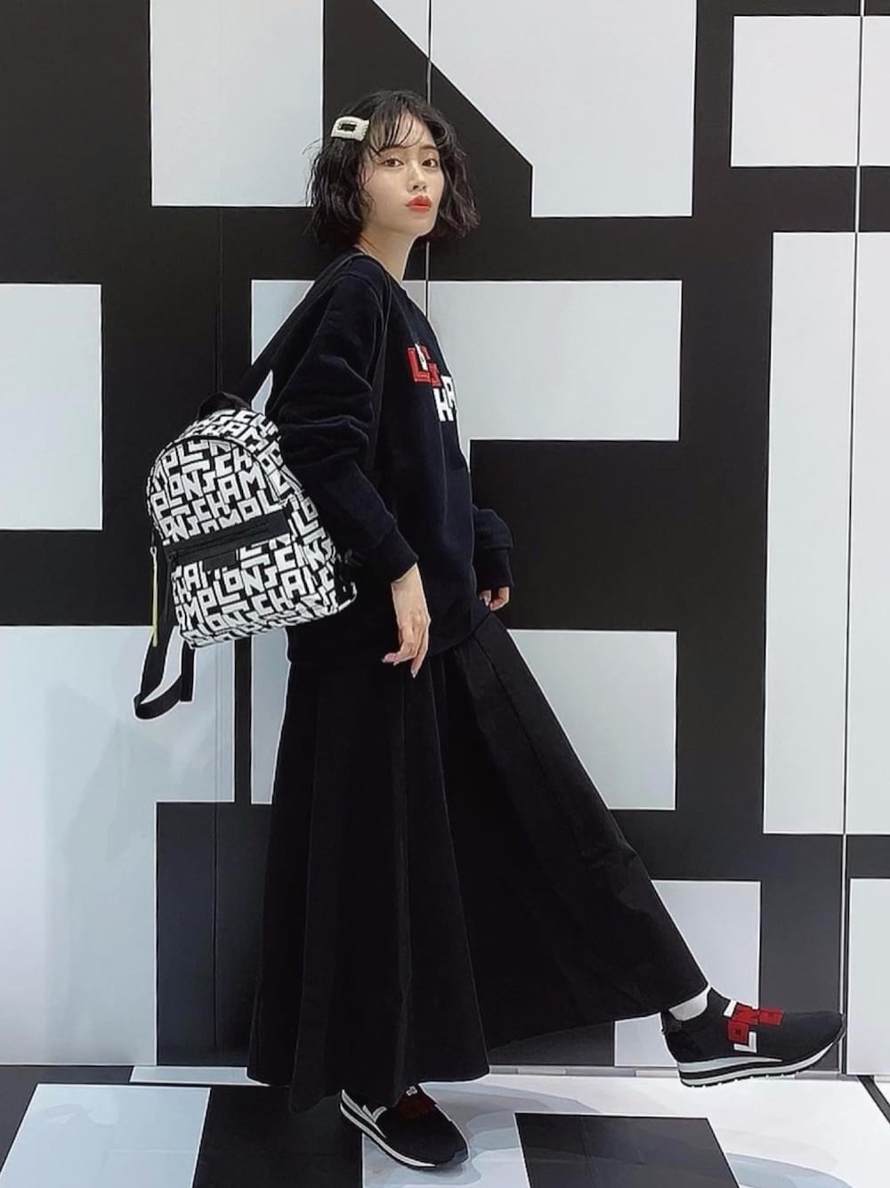 「ロンシャン、LONGCHAMP、モノグラム、スニーカー、リュック、ロゴスウェット、メンズライク、ブラックコーデ、モノトーン、モノトーンコーデ」｜「LONGCHAMP LGPのプレタポルテ LGP スウェットシャツ（スウェット、ブラック系）」を使った、T Λ Eさん（レディース・158cm）の春コーディネートの1枚目の写真