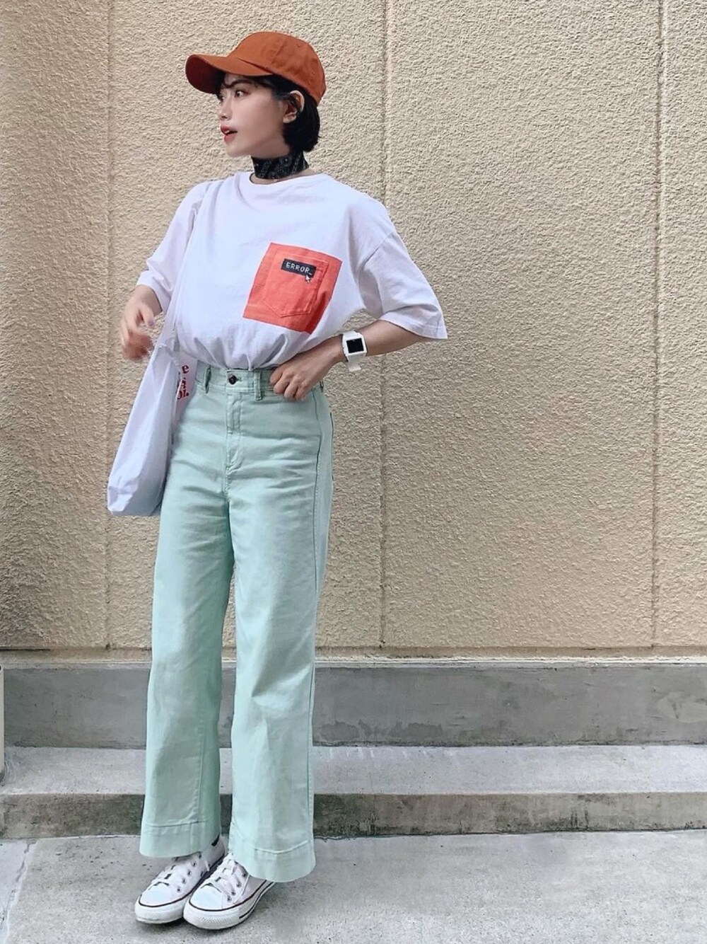「夏コーデ、スニーカー、CAMBIO、CAMBIO × WEARISTA、コラボ、夏、バンダナスカーフ、ワイドパンツ、ミントグリーン、Tシャツ」｜「CAMBIOのmt5883-WEARISTAコラボTee（TAE さん）（Tシャツ/カットソー、ホワイト系）」を使った、T Λ Eさん（レディース・158cm）の春コーディネートの1枚目の写真