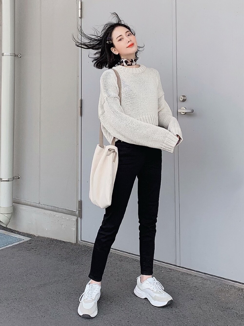「オトナカジュアル、パンツスタイル、GU、GUコーデ、スニーカー、プチプラコーデ、ZOZO公認ユーザー、zozoデニム、ZOZO、スカーフ」｜「via jのvia j(ヴィアジェイ) クルーネックショート丈ニット（ニット/セーター、ベージュ系）」を使った、T Λ Eさん（レディース・157cm）の夏コーディネートの1枚目の写真