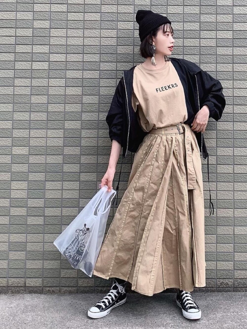 「楽チンコーデ、ベージュ、ワントーンコーデ、大人コーデ、ニット帽、プリーツスカート、メッシュバッグ、パーカー、ロングスカート、コンバース」｜「FLEEKRSのアイテム（Tシャツ/カットソー、ベージュ系）」を使った、T Λ Eさん（レディース・157cm）の夏コーディネートの1枚目の写真