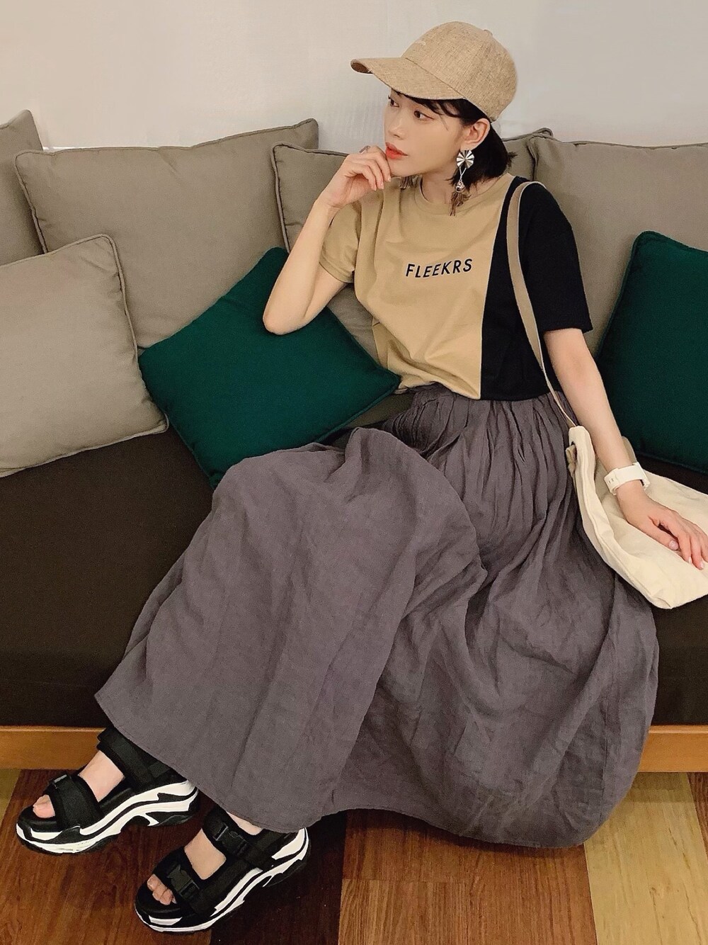 「ベージュコーデ、ベージュ、スカート、夏だ！Tシャツ着よう！、オトナカジュアル、スポーツサンダル、スポーツミックス、Tシャツ、ロゴT、厚底サンダル」｜「FLEEKRSのアイテム（Tシャツ/カットソー、ベージュ系）」を使った、T Λ Eさん（レディース・157cm）の夏コーディネートの1枚目の写真