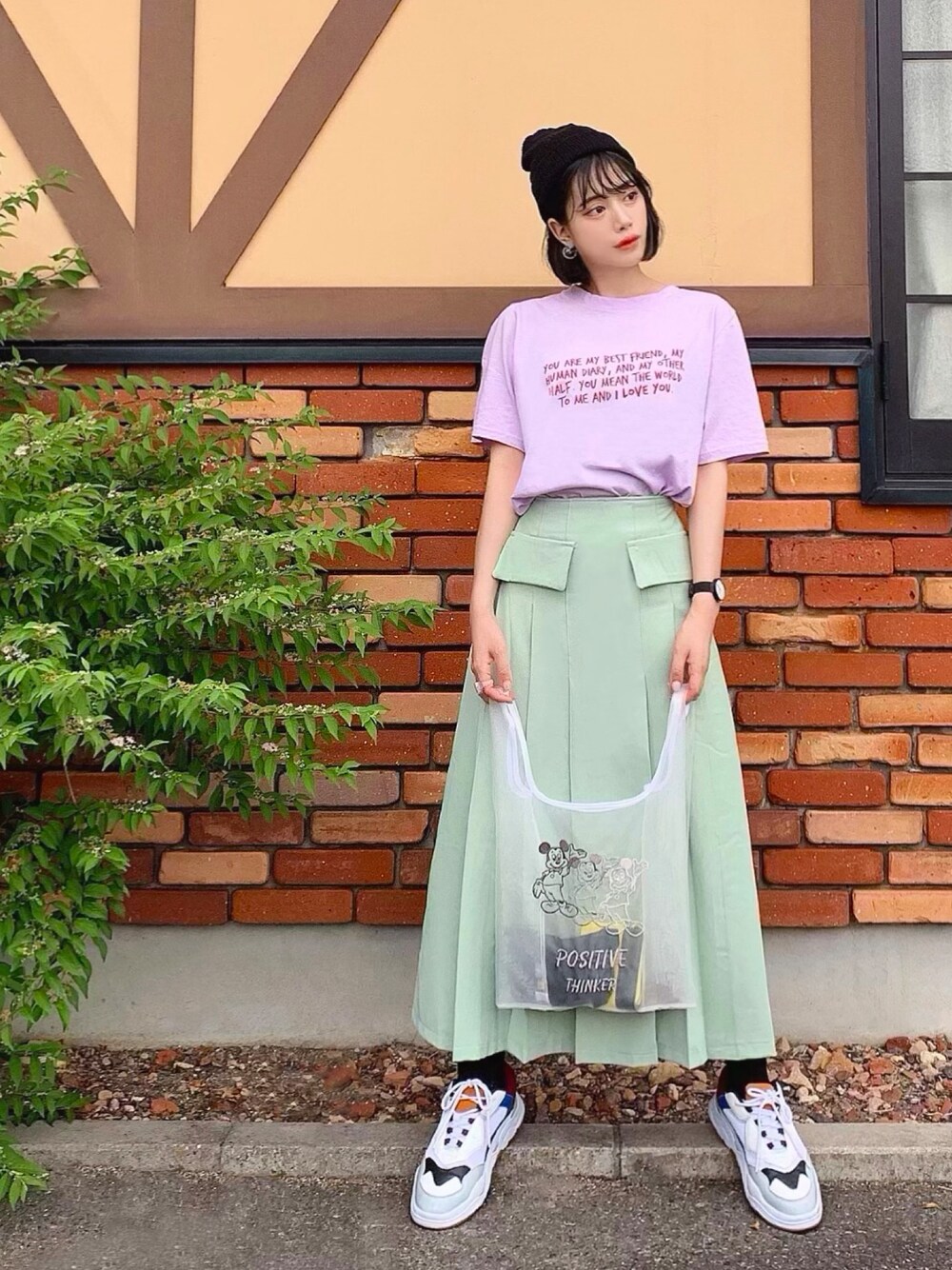 「スニーカー、夏、Tシャツ、パープル、ミントグリーン、ニット帽、ロゴT、メッシュバッグ、スニーカーコーデ、ハイウエスト」｜「HOLIDAY＆HOLIDAYのmint green flare long skirt（スカート、グリーン系）」を使った、T Λ Eさん（レディース・158cm）の夏コーディネートの1枚目の写真