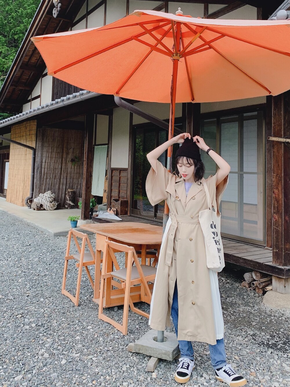 「夏コーデ、オトナ女子、旅行、スニーカー、デニムパンツ、トートバッグ、ニット帽、ワンピース、トレンチワンピース、カジュアル」｜「jouetieのプリーツトレンチワンピース（ワンピース、ベージュ系）」を使った、T Λ Eさん（レディース・158cm）の夏コーディネートの1枚目の写真