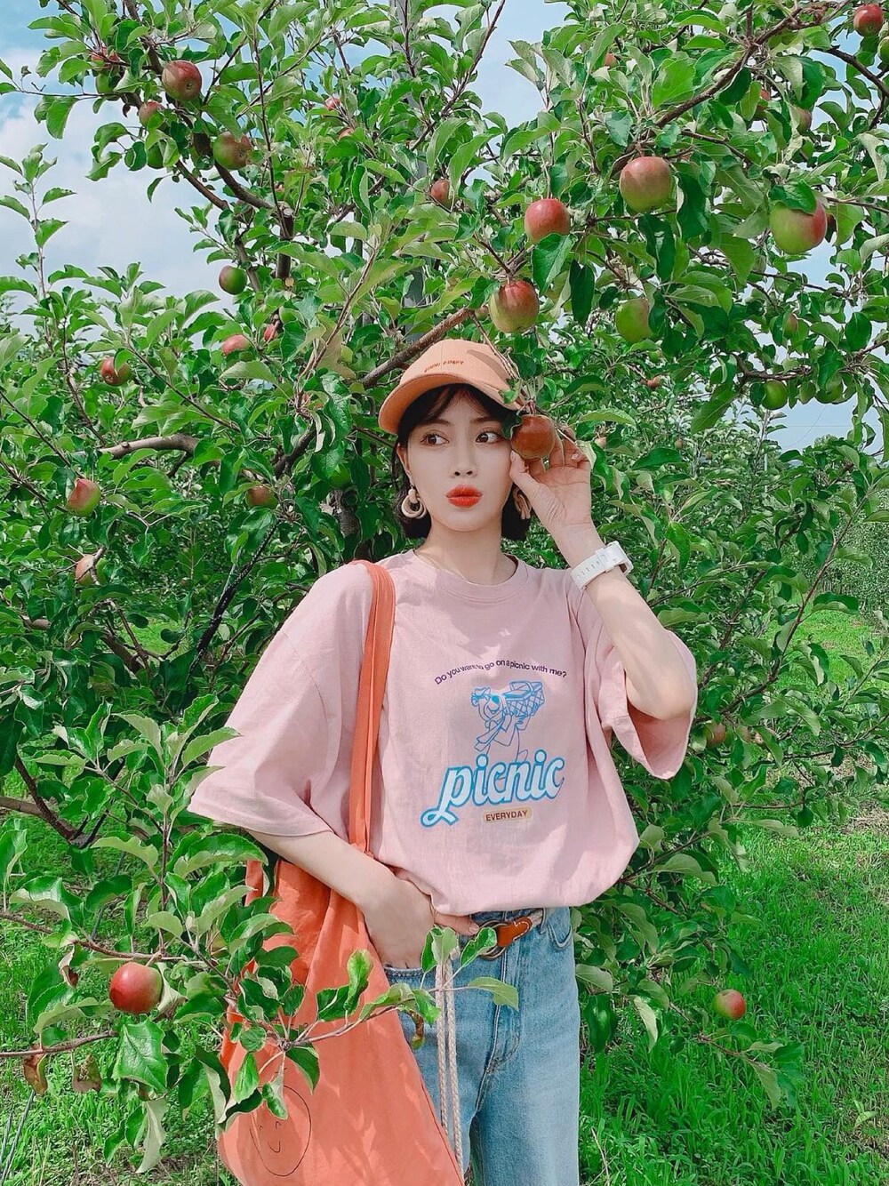「ピンク、キャップ、りんご、カジュアル、ラクチンコーデ、ビッグT、ロゴT、デニムパンツ、夏だ！Tシャツ着よう！、summer」｜「66girlsのピクニック半袖Ｔシャツ（Tシャツ/カットソー、ピンク系）」を使った、T Λ Eさん（レディース・158cm）の夏コーディネートの1枚目の写真