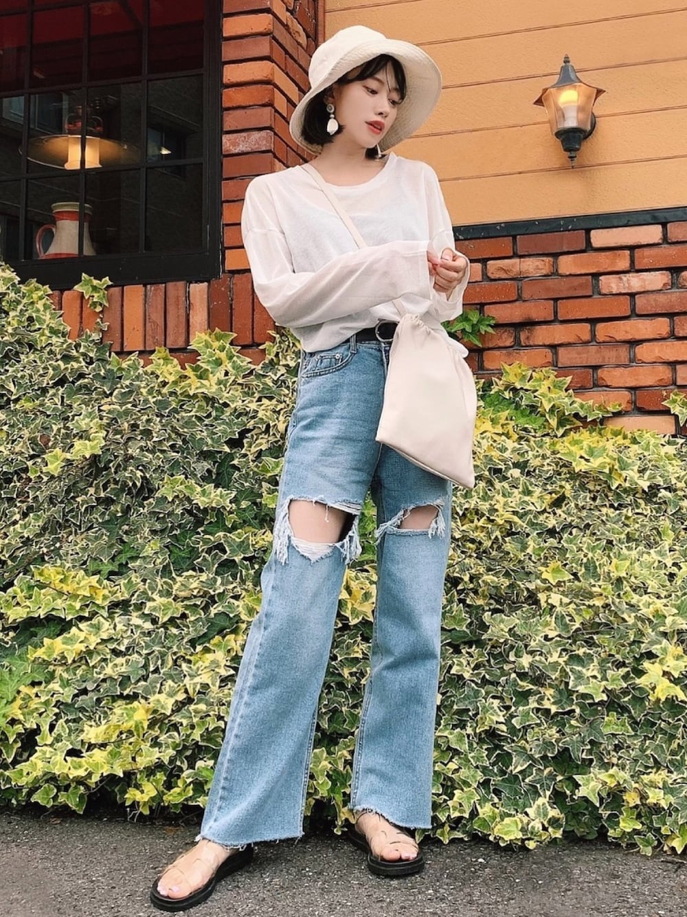 「ダメージデニムパンツ、ダメージデニム、ダメージジーンズ、バケットハット、透けトップス、クリアサンダル、夏、カジュアルコーデ、ハイウエスト、パンツスタイル」｜「YURARIRIのblouse L1379（トップス、ホワイト系）」を使った、T Λ Eさん（レディース・158cm）の夏コーディネートの1枚目の写真