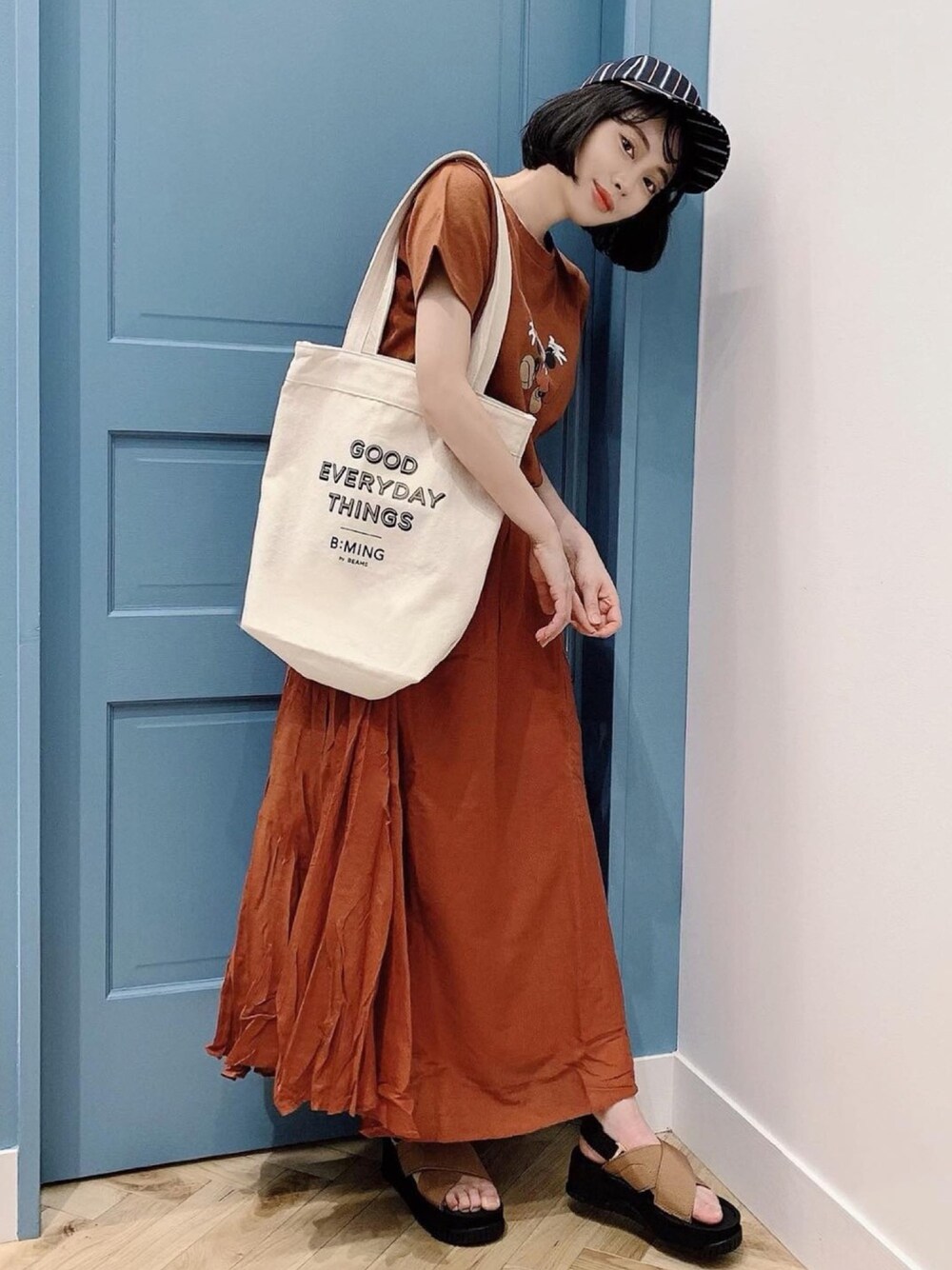 「B:MING LIFE STORE by BEAMS、B:MING by BEAMS、BEAMS、ブラウン、オールブラウン、ミッキーT、ミッキー、トートバッグ、キャップ、ロングスカート」｜「B:MING by BEAMSのB:MING by BEAMS / laughin Mickey Tシャツ（Tシャツ/カットソー、ブラウン系）」を使った、T Λ Eさん（レディース・157cm）の夏コーディネートの1枚目の写真