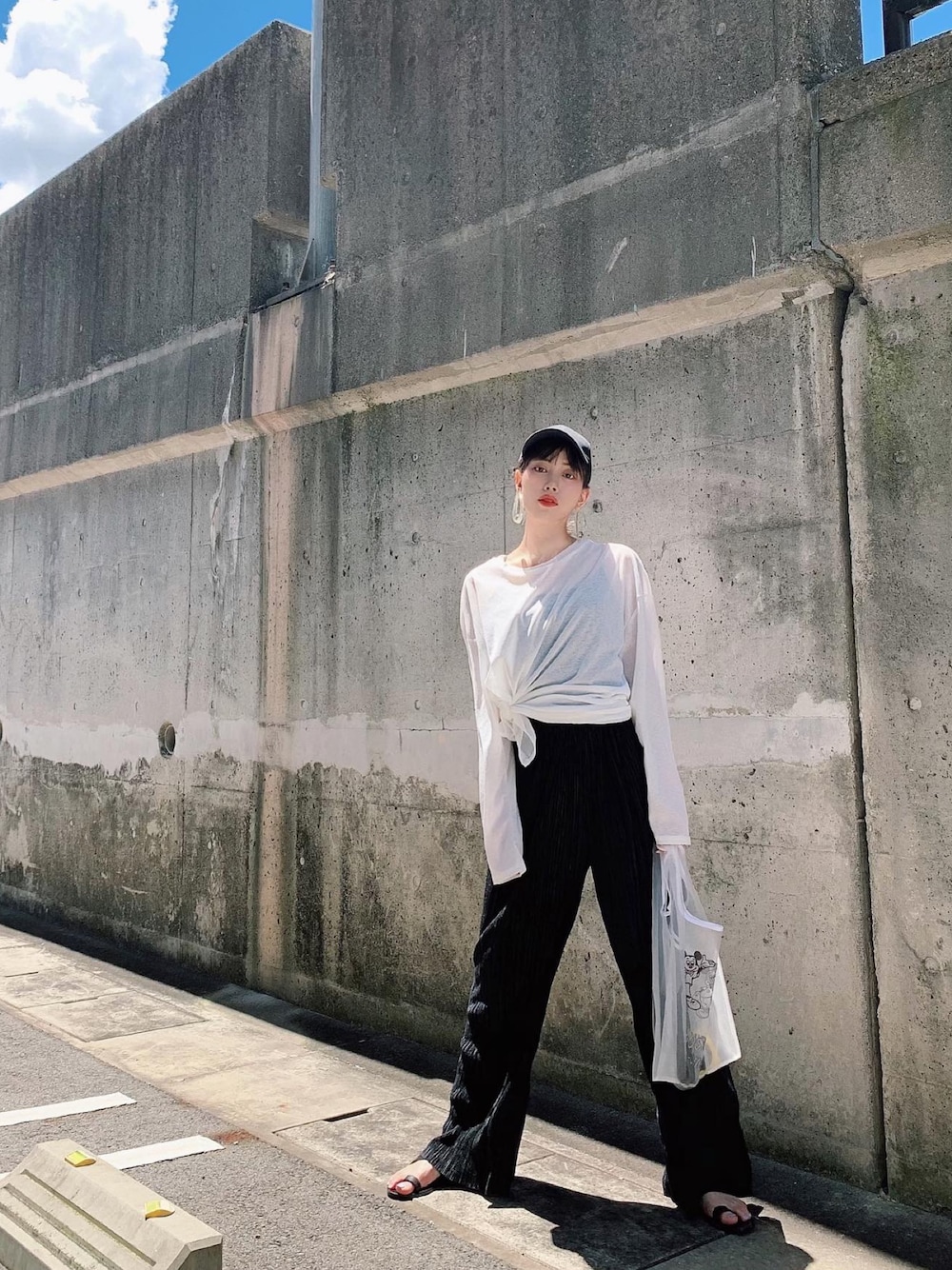 「モノトーン、ラフスタイル、キャップ、プリーツパンツ、夏コーデ、パンツスタイル、ゆるコーデ、楽チンコーデ、透けトップス、韓国ファッション」｜「YURARIRIのblouse L1379（トップス、ホワイト系）」を使った、T Λ Eさん（レディース・158cm）の夏コーディネートの1枚目の写真