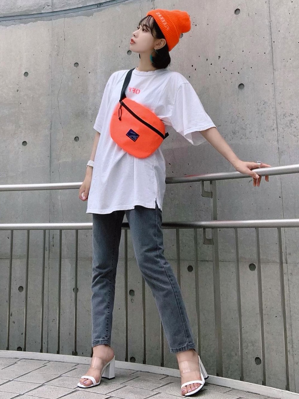 「オレンジ、サマーニット、ニット帽、サコッシュ、オトナ女子、サンダル、夏だ！Tシャツ着よう！、Tシャツ×デニム、ウエストポーチ、クリアサンダル」｜「via jのvia j(ヴィアジェイ) バックプリント半袖Tシャツ（Tシャツ/カットソー、ホワイト系）」を使った、T Λ Eさん（レディース・158cm）の夏コーディネートの1枚目の写真