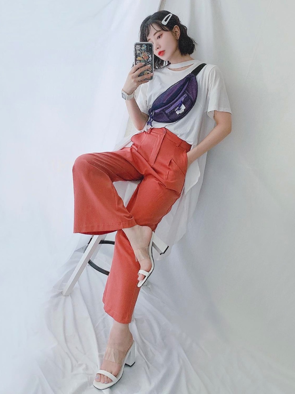 「オトナ女子、ホワイト、ピンク、ピンクパンツ、クリアサンダル、クリア、韓国ファッション、ハイウエストパンツ、サコッシュ、ヘアピン」｜「ACCOMMODEのカラーメッシュボディバッグ（ボディバッグ/ウエストポーチ、ブルー系）」を使った、T Λ Eさん（レディース・158cm）の夏コーディネートの1枚目の写真