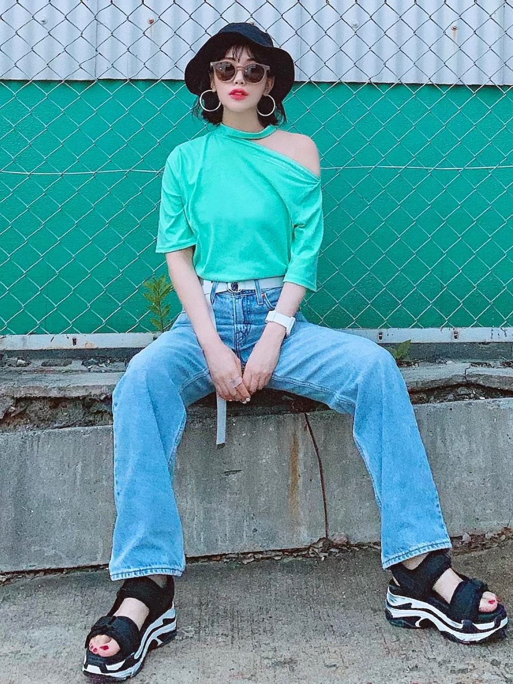 「リーバイス、ダッドジーンズ、DADJEANS、Levi's、スポーツサンダル、夏、オープンショルダー、グリーン、デニムパンツ、バケットハット」｜「Levi'sのDAD JEANS  CHARLIE BOY（デニムパンツ、ブルー系）」を使った、T Λ Eさん（レディース・158cm）の夏コーディネートの1枚目の写真