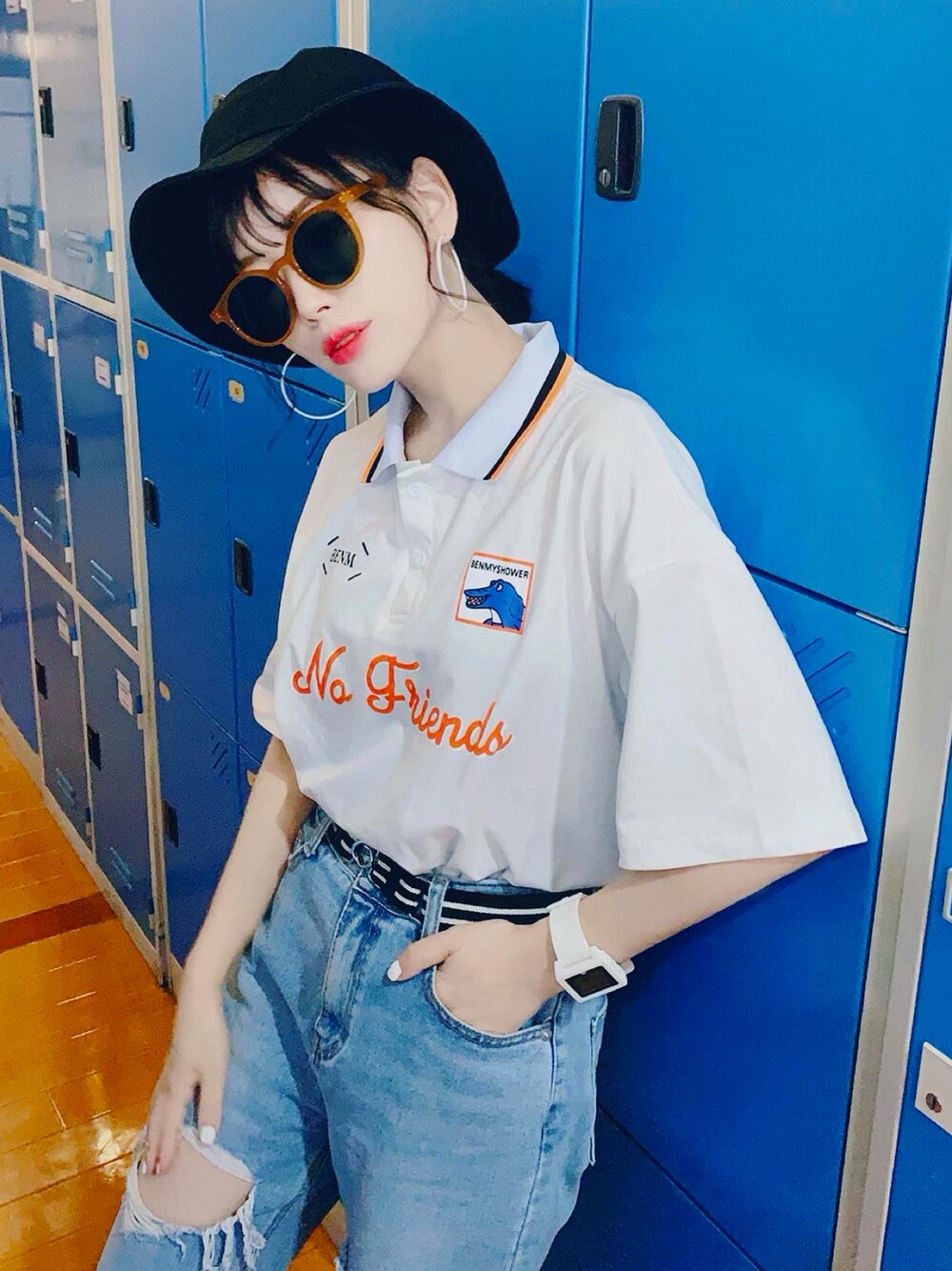 「ダメージデニムパンツ、ダメージデニム、バケットハット、サングラス、ポロシャツ、夏コーデ、メンズライク、フープピアス、GU、韓国ファッション」｜「Détoxのビッグポロシャツ（トップス、ホワイト系）」を使った、T Λ Eさん（レディース・158cm）の夏コーディネートの1枚目の写真