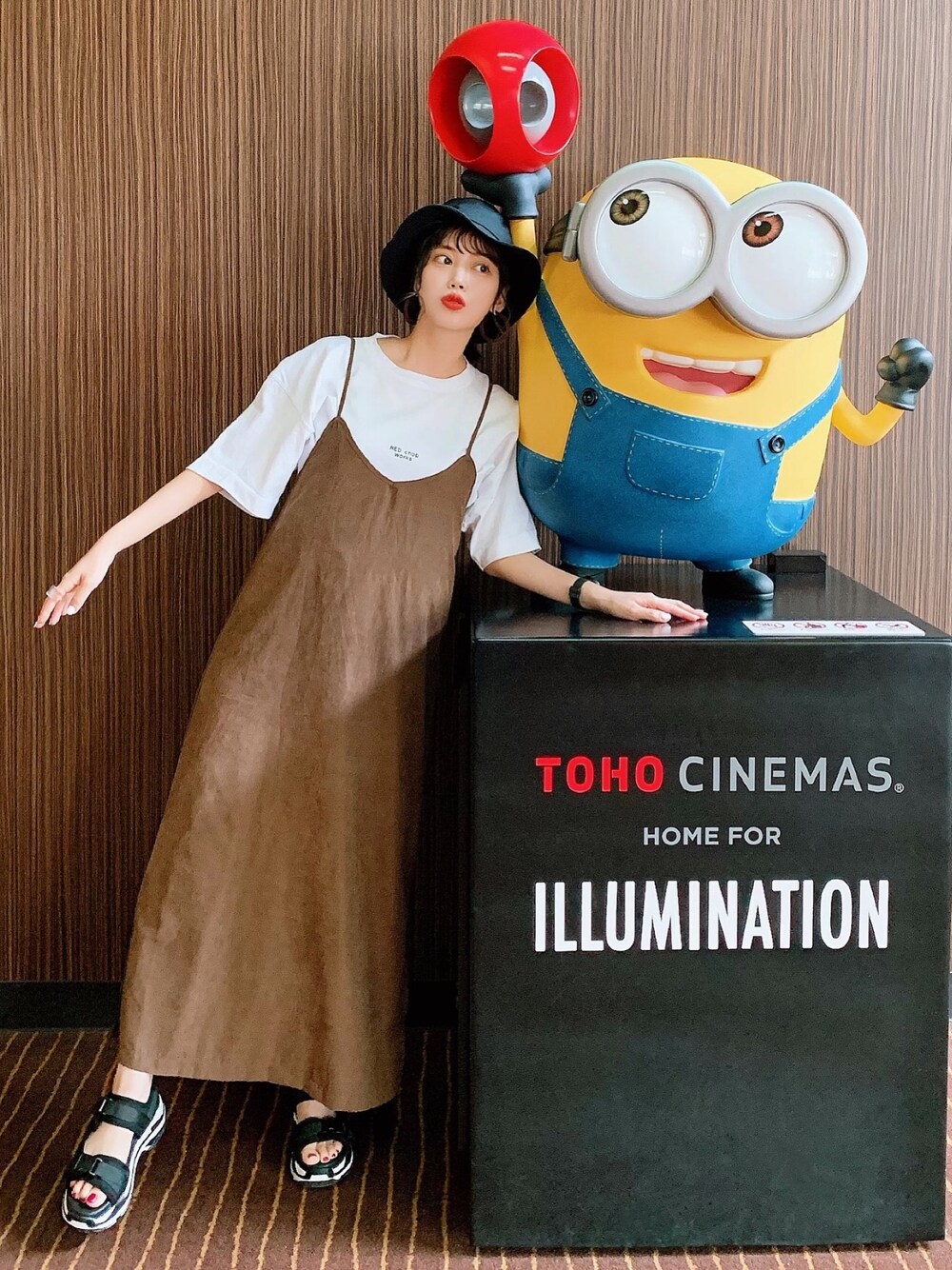 「ワンピース、スポーツサンダル、スポーツミックス、バケットハット、ブラウン、ミニオン、Tシャツ、ロゴT、映画、休日スタイル」｜「ISOOKのバックリボンスリットキャミワンピース（ワンピース、ブラウン系）」を使った、T Λ Eさん（レディース・158cm）の夏コーディネートの1枚目の写真