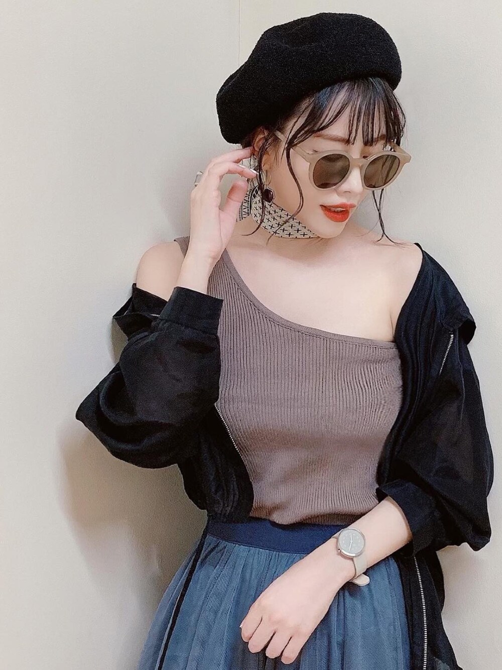 「ワンショルダー、ワンショルダートップス、ベレー帽、fifth、CANALJEAN、チュールスカート、スカーフアレンジ、スカーフ、スカーフスタイル、サングラス」｜「fifthのワンショルダーリブタンクトップ（タンクトップ、ブラウン系）」を使った、T Λ Eさん（レディース・158cm）の夏コーディネートの1枚目の写真